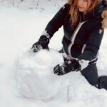 Kelly Helard Instagram - Bientôt le départ à la ⛄️ Je vous ai ressorti des souvenirs 5 ans en arrière Depuis j’y suis retourner 2 fois dont l’année dernière avec Lyana lyam Neymar ma mère et chipie aussi et je sais toujours pas skier 🎿 Ce sera donc pour moi et Neymar au programme : fondue, raclette , luge , raquettes et spa 🧖‍♀️ !! Par contre Lyana et lyam au cours de ski ⛷️ Cette année se sera en Savoie au saisies qui connaît ? Habituellement on va aux arc