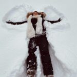 Kelly Helard Instagram - Bientôt le départ à la ⛄️ Je vous ai ressorti des souvenirs 5 ans en arrière Depuis j’y suis retourner 2 fois dont l’année dernière avec Lyana lyam Neymar ma mère et chipie aussi et je sais toujours pas skier 🎿 Ce sera donc pour moi et Neymar au programme : fondue, raclette , luge , raquettes et spa 🧖‍♀️ !! Par contre Lyana et lyam au cours de ski ⛷️ Cette année se sera en Savoie au saisies qui connaît ? Habituellement on va aux arc
