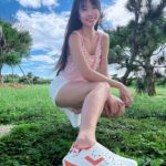 Kelly Huang Instagram - 讀書累了就到外面去走走吧🎵 最喜歡戶外活動的嫻嫻，家裡的鞋櫃幾乎都是PONY洞洞鞋！好穿又好搭😎這次已經是連續三年來分享了！每一次分享之後都是詢問度最高🏆喜歡的可以趁著今年618檔期PONY的涼夏購物節，折上再折，優惠滿滿，手刀下單❤️❤️❤️🎵 先說，我喜歡穿PONY洞洞鞋的幾個原因： 有別於坊間洞洞鞋使用的是硬邦邦的塑膠，PONY洞洞鞋使用的是最頂級的EVA材質，穿起來不但柔軟舒適，又抗菌防霉不易產生異味，而且PONY洞洞鞋後腳跟布使用的是與潛水衣同等級的快乾布材質，不但能快速回覆乾燥狀態，踩下去馬上變身拖鞋，一鞋兩穿CP值超高！而且整個鞋體是一體成型，超級耐穿！我住在恆春不管是去上課，海邊玩水，去逛夜市，在外面走走晃晃，要出門都不用想，拎一雙洞洞鞋套著就出門了💃🏻超級好穿方便又百搭🙆‍♀️ 再來，看看嫻嫻這次挑了哪些洞洞鞋吧！ 🎀粉紅色的這款PONY百搭款洞洞鞋，以典雅的配色搭配菱格壓紋的後腳跟布，在夏天也能穿出粉嫩好氣色，簡單搭配就很好看 原價$1080元  小嫻618獨家價$890元 🧡橘色的這雙PONY彩繪玻璃款洞洞鞋，是以義大利教堂的馬賽克玻璃為靈感，搭配撞色色塊，穿上這雙好像出太陽一樣活力滿滿又充滿歐洲風情🧡🧡 原價$1080元  小嫻618獨家價$890元 🇫🇷法國🇫🇷巴黎奧運即將登場！想幫自己喜愛的國家選手加油，那就把他的國旗穿上腳，隨時一起為選手應援加油！ 原價$1080元  小嫻618獨家價$890元 🖤PONY的經典LOGO🖤搭配上洞洞鞋的俐落外型，在穿搭上既百搭又不悶熱，夏天一定要來一雙的吧！ 原價$1080元  小嫻618獨家價$890元 🦭超級可愛的「無所事事小海豹」，今年夏天跟PONY一共推出了三款聯名洞洞鞋，以及兩款雙面皆可穿戴的聯名漁夫帽，根本就是為了夏天出的玩水必備穿搭，而只要購買任一款PONY X 小海豹聯名系列商品，就可以用499元把小海豹聯名隨行小包帶回家！    🦭小海豹聯名款洞洞鞋(三色) $1280元 🦭小海豹聯名款雙面漁夫帽(雙色) momo購物618獨家價890元 ☀️而今年春夏PONY也是滿滿的運動風，不但出了韓風款的運動鞋，也出了許多適合夏天穿搭的服飾，像嫻嫻身上這款，就是兼俱涼感、排汗、透氣、抗菌的涼感衣！顏色款式也是主打素Ｔ風格，穿起來很舒服，而且超級好搭！   好喜歡今年PONY的各種設計及聯名系列，好多樣式顏色都超級可愛🌸🌸 今年618檔期，PONY推出「涼夏購物節」全館結帳金額滿1299滿額再折100的活動，只要買一雙PONY洞洞鞋再挑一件PONY機能服飾，就能輕鬆湊到活動門檻，等於是折上再折，真的趁現在買PONY，最划算！   PONY 台灣官方購物網站 https://www.ponytaiwan.com.tw/ momo購物網【PONY品牌旗艦館】 https://www.momoshop.com.tw/category/DgrpCategory.jsp?d_code=2138300006&p_orderType=4&showType=chessboardType 蝦皮購物【PONY官方旗艦店】 https://shopee.tw/ponytaiwan