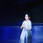 Kelly Huang Instagram - 演完的第一週，慢慢沈澱自己之後，我想分享《唱吧！唱吧！》這個音樂劇帶給我的夢幻感動🥹難得一見的瀑布文來了喔！ 從讀本開始，就感受到這個團隊強大的向心力，每一個老師都對音樂及表演藝術充滿熱情❤️不管是戲劇排練或是音樂排練，每回離開，都帶著滿滿的收穫及滿足❤️ 好幾次坐在排練室，沒有我的戲的時候，只是看著排練的演員們，聽著樂團的音樂，都感覺自己好像置身天堂🎵🎵🎵 這是音樂的魔力嗎？ 我終於能懂為什麼人們總是用「沈醉、陶醉」形容沈浸在在音樂裡的感受！我真實的體會到連喝下酒精的感受都不如聽到美妙音樂演奏的美好😊 好久沒有這種感覺了⋯⋯ 在演藝圈工作，很常會有被掏空的感覺，不喜歡成為念稿子的機器人，也不喜歡那種不是從心出發的表演。這也是我堅持不再上節目的其中一個原因。 每回週間排練，看到大家風塵僕僕的從各地的工作崗位來到排練場，持續用熱情灌溉表演藝術，我感覺到這裡的每一個人，只要有表演的機會，大家都很珍惜❤️這份熱情也讓我非常感動，值得跟大家好好學習。 屏東是一個很暖的地方。 我在這裏找到了我的歸屬感，也因為《唱吧！唱吧！》是屏東在地的故事，在地的演出人員，我們一起為了大家認同的文化藝術在努力著。 感謝製作人欣蓉姐姐賞識，看見妳處理事情的過程，又貼心又溫暖❤️超級佩服妳，妳是無所不能😆😆比黑卡還強大👍🏾 感謝婉菁老師創作這麼好的歌曲，能唱到妳的歌好幸福😍 感謝施老師一直鼓勵我，你的劇本太厲害了👍🏾讀了一百次，後作力還是很強👍🏾 謝謝73導演每次的帶領，我總是覺得有妳在，什麼問題都能被好好解決又不失幽默😊很棒的工作氣場😃 謝謝男主角品安，謝謝你過去在鋼琴上累積的毅力，還有你劇本上密密麻麻的筆記，能跟你合作與有榮焉，深深向你學習，感謝🙏 謝謝孟君老師在聲樂中給我的指導，我喜歡跟美女姐姐老師上課，妳的聲線充滿感情，是我的繆思女神❤️❤️ 謝謝乃菁老師、忠美姐姐、慧真老師、金導、曾導、羽蝶、指揮阿福老師還有所有的演出老師們，給予我的教導和鼓勵，我很幸運和幸福可以聆聽到大家的美聲，你們像是天使😇還有盧醫師老師幫我看肩膀的拉傷，這個團隊真的好強大喔！（其他沒有寫到名字的老師們，我一樣很感謝你們喔❣️） 謝謝樂團的小提琴、中提琴、大提琴低音提琴的老師們，謝謝你們願意讓我嚐試著拉拉看，我很喜歡💕 也謝謝其他樂器的老師們，包括豎琴、鼓手、月琴老師，還有鋼琴合作的黃老師，我們初期真的太麻煩妳了，感謝妳的包容❤️妳太厲害了！ 謝謝排練助理品辰、鈺雯還有其他的小幫手們用心的協助整個排練過程，有妳們在真的好安心。也謝謝品辰的暖心小卡片，妳們真的好優秀喔！ 謝謝素滿老師的造型團隊不眠不休的為大家做整體服裝造型的打理，能夠穿到老師年輕時候的衣服真的很幸運！看到老師辛苦熬夜工作眼睛紅紅的血絲真的好心疼！ 謝謝曼妮團隊的紀錄、側拍、訪問MV影片剪輯，真的好厲害👍🏾有妳在真好！ 謝謝達樂在排練期間大方的出借房間讓我安心休息，超級感謝🙏 謝謝施媽媽的傳奇飄香滷蛋，會想念的好滋味❤️ 謝謝屏東國寶級音樂家李茂松大師❤️謝謝銀子媽媽❤️你們的故事動人又溫暖❤️ 謝謝我的好朋友們遠從淡水、台北、台中、恆春各地來到屏東看音樂劇！有你們的支持，是我們創作表演最大的動力❤️❤️❤️❤️❤️❤️❤️❤️ 舞台上舞台下的交流都是活著的堆疊，我們用過去的經驗和現在的學習，去成就未來的豐盛，這一切的安排都足以證明這不是巧合，所有演出台前台後的人員，這個組合的重逢是爲了再一次發光✨閃耀✨ 我喜歡唱歌這件事情，以前不敢大聲的說，因為不是那麼專業，也對自己沒有信心，但是經過演出《唱吧！唱吧！》之後，我已經知道我可以😌而且還可以繼續享受努力學唱歌的過程，我會繼續勇敢追夢。 夢想不只是空想，實踐過程中的汗水淚水，就是最大的收穫。 很感恩🙏好像做了一個美夢，然後夢醒了，我要回到恆春半島解說員的身分，開始規劃我的秋冬解說活動，下一回見面，來參加我的解說團吧！