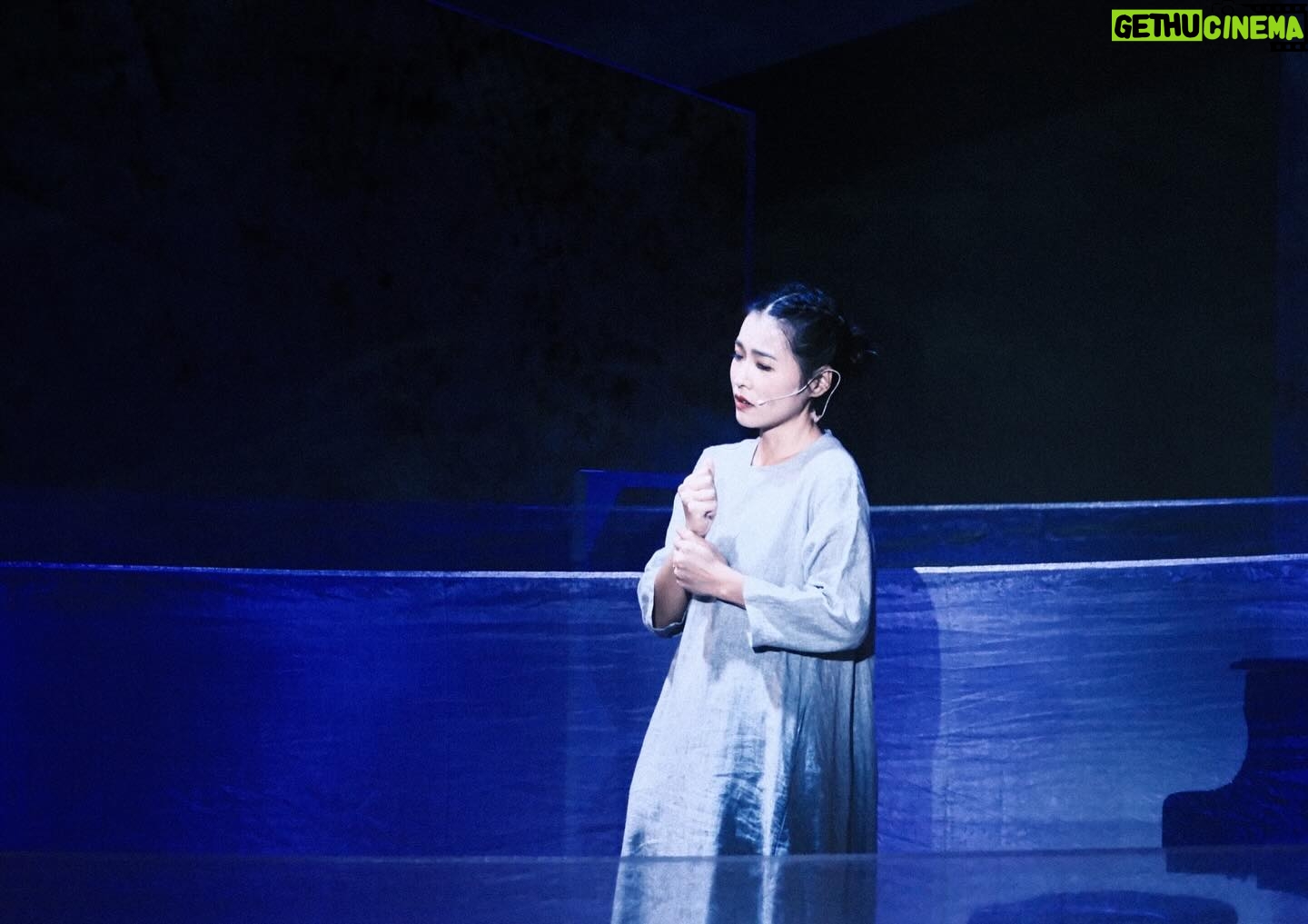 Kelly Huang Instagram - 演完的第一週,慢慢沈澱自己之後,我想分享《唱吧!唱吧!》這個音樂劇帶給我的夢幻感動🥹難得一見的瀑布文來了喔! 從讀本開始,就感受到這個團隊強大的向心力,每一個老師都對音樂及表演藝術充滿熱情❤️不管是戲劇排練或是音樂排練,每回離開,都帶著滿滿的收穫及滿足❤️ 好幾次坐在排練室,沒有我的戲的時候,只是看著排練的演員們,聽著樂團的音樂,都感覺自己好像置身天堂🎵🎵🎵 這是音樂的魔力嗎? 我終於能懂為什麼人們總是用「沈醉、陶醉」形容沈浸在在音樂裡的感受!我真實的體會到連喝下酒精的感受都不如聽到美妙音樂演奏的美好😊 好久沒有這種感覺了⋯⋯ 在演藝圈工作,很常會有被掏空的感覺,不喜歡成為念稿子的機器人,也不喜歡那種不是從心出發的表演。這也是我堅持不再上節目的其中一個原因。 每回週間排練,看到大家風塵僕僕的從各地的工作崗位來到排練場,持續用熱情灌溉表演藝術,我感覺到這裡的每一個人,只要有表演的機會,大家都很珍惜❤️這份熱情也讓我非常感動,值得跟大家好好學習。 屏東是一個很暖的地方。 我在這裏找到了我的歸屬感,也因為《唱吧!唱吧!》是屏東在地的故事,在地的演出人員,我們一起為了大家認同的文化藝術在努力著。 感謝製作人欣蓉姐姐賞識,看見妳處理事情的過程,又貼心又溫暖❤️超級佩服妳,妳是無所不能😆😆比黑卡還強大👍🏾 感謝婉菁老師創作這麼好的歌曲,能唱到妳的歌好幸福😍 感謝施老師一直鼓勵我,你的劇本太厲害了👍🏾讀了一百次,後作力還是很強👍🏾 謝謝73導演每次的帶領,我總是覺得有妳在,什麼問題都能被好好解決又不失幽默😊很棒的工作氣場😃 謝謝男主角品安,謝謝你過去在鋼琴上累積的毅力,還有你劇本上密密麻麻的筆記,能跟你合作與有榮焉,深深向你學習,感謝🙏 謝謝孟君老師在聲樂中給我的指導,我喜歡跟美女姐姐老師上課,妳的聲線充滿感情,是我的繆思女神❤️❤️ 謝謝乃菁老師、忠美姐姐、慧真老師、金導、曾導、羽蝶、指揮阿福老師還有所有的演出老師們,給予我的教導和鼓勵,我很幸運和幸福可以聆聽到大家的美聲,你們像是天使😇還有盧醫師老師幫我看肩膀的拉傷,這個團隊真的好強大喔!(其他沒有寫到名字的老師們,我一樣很感謝你們喔❣️) 謝謝樂團的小提琴、中提琴、大提琴低音提琴的老師們,謝謝你們願意讓我嚐試著拉拉看,我很喜歡💕 也謝謝其他樂器的老師們,包括豎琴、鼓手、月琴老師,還有鋼琴合作的黃老師,我們初期真的太麻煩妳了,感謝妳的包容❤️妳太厲害了! 謝謝排練助理品辰、鈺雯還有其他的小幫手們用心的協助整個排練過程,有妳們在真的好安心。也謝謝品辰的暖心小卡片,妳們真的好優秀喔! 謝謝素滿老師的造型團隊不眠不休的為大家做整體服裝造型的打理,能夠穿到老師年輕時候的衣服真的很幸運!看到老師辛苦熬夜工作眼睛紅紅的血絲真的好心疼! 謝謝曼妮團隊的紀錄、側拍、訪問MV影片剪輯,真的好厲害👍🏾有妳在真好! 謝謝達樂在排練期間大方的出借房間讓我安心休息,超級感謝🙏 謝謝施媽媽的傳奇飄香滷蛋,會想念的好滋味❤️ 謝謝屏東國寶級音樂家李茂松大師❤️謝謝銀子媽媽❤️你們的故事動人又溫暖❤️ 謝謝我的好朋友們遠從淡水、台北、台中、恆春各地來到屏東看音樂劇!有你們的支持,是我們創作表演最大的動力❤️❤️❤️❤️❤️❤️❤️❤️ 舞台上舞台下的交流都是活著的堆疊,我們用過去的經驗和現在的學習,去成就未來的豐盛,這一切的安排都足以證明這不是巧合,所有演出台前台後的人員,這個組合的重逢是爲了再一次發光✨閃耀✨ 我喜歡唱歌這件事情,以前不敢大聲的說,因為不是那麼專業,也對自己沒有信心,但是經過演出《唱吧!唱吧!》之後,我已經知道我可以😌而且還可以繼續享受努力學唱歌的過程,我會繼續勇敢追夢。 夢想不只是空想,實踐過程中的汗水淚水,就是最大的收穫。 很感恩🙏好像做了一個美夢,然後夢醒了,我要回到恆春半島解說員的身分,開始規劃我的秋冬解說活動,下一回見面,來參加我的解說團吧!
