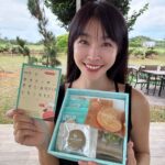 Kelly Huang Instagram - 回想起讀書時，身邊的身心障礙同學畢業後都去哪裡了呢？即使他們有意願工作，但也可能因為不具有足夠能力而無法被接納 最近我收到微笑天使烘焙坊新推出的百變零食箱，裡面還附上學員親筆手寫的小卡片，心中感覺暖暖的! ❤️ 微笑天使烘焙坊，為社團法人臺中市身心障礙者福利關懷協會設立，由一群學生家長、老師及熱心人士組成，他們相信身心障礙的學員們透過適合的職能訓練，也能找到工作，微笑天使烘焙坊給予學員們訓練，幫助他們培養能力，真的很用心😍這次收到的百變零食箱裡面有8種餅乾，每一片口味都很豐富，這一盒是由身心障礙學員克服自身困難，跟著社工老師在一步一步的教學下完成的，不論是折紙盒、包裝、寫卡片…等，對他們來說都很有難度，真的好令我感動 這次的禮盒最深得我心的是33牛軋餅，除了有原味、蔓越莓外，最特別的是還有麻薏口味，看了介紹才發現原來這需要花費33個步驟製成。 還有蝴蝶餅也很特別，西式的餅乾居然出現在這裡，酥脆的口感加上外層甜甜的糖，真的吃完會想再繼續吃!💕 🌞小嫻鼓勵大家一起支持購買微笑天使烘焙坊的百變零食箱 🎀做愛心其實可以很簡單，逢年過節不妨考慮公益禮盒，用簡單的小行動改變身心障礙者的一生 ❤️你的支持就是最大的付出與力量 💟首次購買透過這個連結下單就可以折280! 優惠下單連結：https://lihi2.com/vA86j 😊微笑天使官網: https://smileangel.com.tw/ #微笑天使 #微笑天使烘焙坊 #臺中市身心障礙者福利關懷協會 #公益餅乾 #公益禮盒 #點心首選 #溫暖手作 #回饋社會 #分享幸福
