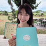 Kelly Huang Instagram - 回想起讀書時，身邊的身心障礙同學畢業後都去哪裡了呢？即使他們有意願工作，但也可能因為不具有足夠能力而無法被接納 最近我收到微笑天使烘焙坊新推出的百變零食箱，裡面還附上學員親筆手寫的小卡片，心中感覺暖暖的! ❤️ 微笑天使烘焙坊，為社團法人臺中市身心障礙者福利關懷協會設立，由一群學生家長、老師及熱心人士組成，他們相信身心障礙的學員們透過適合的職能訓練，也能找到工作，微笑天使烘焙坊給予學員們訓練，幫助他們培養能力，真的很用心😍這次收到的百變零食箱裡面有8種餅乾，每一片口味都很豐富，這一盒是由身心障礙學員克服自身困難，跟著社工老師在一步一步的教學下完成的，不論是折紙盒、包裝、寫卡片…等，對他們來說都很有難度，真的好令我感動 這次的禮盒最深得我心的是33牛軋餅，除了有原味、蔓越莓外，最特別的是還有麻薏口味，看了介紹才發現原來這需要花費33個步驟製成。 還有蝴蝶餅也很特別，西式的餅乾居然出現在這裡，酥脆的口感加上外層甜甜的糖，真的吃完會想再繼續吃!💕 🌞小嫻鼓勵大家一起支持購買微笑天使烘焙坊的百變零食箱 🎀做愛心其實可以很簡單，逢年過節不妨考慮公益禮盒，用簡單的小行動改變身心障礙者的一生 ❤️你的支持就是最大的付出與力量 💟首次購買透過這個連結下單就可以折280! 優惠下單連結：https://lihi2.com/vA86j 😊微笑天使官網: https://smileangel.com.tw/ #微笑天使 #微笑天使烘焙坊 #臺中市身心障礙者福利關懷協會 #公益餅乾 #公益禮盒 #點心首選 #溫暖手作 #回饋社會 #分享幸福