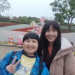 Kelly Huang Instagram - 2024.03.09 女神 ㊗️你44歲生日快樂🎂 半個月前你就說 0️⃣3️⃣0️⃣9️⃣會北上 我就和你約好 要一起過生日 今天出門前 我們還在討論要去哪？ 你說想看櫻花 可是天元宮櫻花凋謝了 好險還有花海可看🪻 #今仔日有歡喜沒 #陪你30個年頭的蛋生日🥳 #沒有蛋糕的生日😜 #只有花海的相伴🪻 #你的閨蜜金喊慢公威👄 #但是做人真實在🫰 #北投三層崎公園🎡