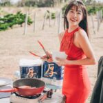 Kelly Huang Instagram - 傍晚恆春夕陽是最美的時刻，襯著最美的風景，徐徐微風，在戶外做菜是我最放鬆最悠閒的小時光，房子小沒有廚房，所以只要在戶外的小桌子，放上卡氏爐，就是我一個人的浪漫廚房❤️ 在戶外料理，我追求的是乾淨又優雅，一定要準備 #五月花厚棒廚房紙巾 隨時都可以用，而且一定要是厚棒的才好用！最近去逛超市，看到五月花厚棒廚房紙巾有出 #大小隨你撕 的版本，真的太棒了！整個好貼心！特地買回來試試看！ 而且快過年了🧨每次準備年菜都會手忙腳亂的，今年要提前先把廚房神隊友準備好，不管是料理前的備料、或是大家吃飽飯之後要收拾廚房！絕對要趁現在先囤貨起來！ 五月花厚棒廚房紙巾有 #大尺寸 以及 #大小張隨你撕 這種版本，我自己兩個都有買！大尺寸的一張抵4張、大小張隨你撕可以依照用量靈活運用不浪費！ 我非常喜歡五月花厚棒廚房紙巾的#厚實手感 ，因為紙張比一般的紙巾還要厚、不管是吸水或是吸油都很強！而且 #不沾黏食物 不管你的手有多溼， #溼擦不易破 而且完全 #不會掉屑 這個真的太重要了！ 厚的才真的好用！ 我很喜歡吃吃牛排和煎鮭魚，常常把肉拿出來解凍的時候都會出水，在下鍋之前可以用紙巾先把水吸乾，下鍋的時候才不會油爆！ 五月花厚棒廚房紙巾是百分之百原生紙漿沒有螢光劑，更有高溫殺菌，所以可以 #安心接觸食物 用的好放心！ 牛肉的油脂偏多，過年大吃很容易變胖，所以我會把煎好的牛排放在五月花厚棒廚房紙巾上面，讓它快速吸油，避免吃下過多的油脂，哈哈，我維持身材的小秘訣，就在這個細節裡面喔！ 為什麼五月花厚棒廚房紙巾吸水吸油都這麼快？我發現因為它有 #專利立體壓紋技術 360度超導瞬吸網，一碰到就整個吸光光！難怪我每次不小心把醬汁打翻，趕快手刀拿五月花厚棒廚房紙巾都可以光速擦乾淨處理掉！是小廚娘我的料理好幫手喔！ 這次出的大小張隨你撕，可以自由靈活運用不同的尺寸，使用起來更方便！更節省！因為我自己每天都會洗水果來吃，前陣子朋友寄一大箱最近很紅的玉女小蕃茄來，吃不完要怎麼保存？來分享一個小撇步！先把小蕃茄洗起來，放保鮮盒，在保鮮盒的底層，還有上層都各鋪上一張 #五月花厚棒廚房紙巾 （大小張隨你撕）這樣可以吸走冰箱多餘的水氣，延長玉女小蕃茄的保鮮時間喔！ 五月花厚棒廚房紙巾出的大尺寸，是美規超大尺寸！28cm X 22.6cm 大張超好用！不管是清潔爐具上面的油漬、水漬，或者是像我平常在外面煎完牛排之後我可以直接用紙巾擦拭去除鍋具裡面的油漬，就可以馬上再進行下一道料理！ 過年要到了家裡大掃除，大張的紙巾真的超好用！拿來擦桌子擦鏡子，隨手清潔環境的髒污。不管是料理、清潔、生活，一紙完勝！ 好用快入手！趁現在有優惠的時候馬上囤起來！一用過就會愛上❤️ 五月花厚棒廚房紙巾系列，全通路特價中，即日起~2/1，全聯享美規大尺寸買一送一，平均每袋135元。 整箱購買直接宅配送到家超方便 https://reurl.cc/RWX3lr 過年前來抽獎喔！ 現在嫻嫻的粉絲，有3位可以有機會得到 💙 五月花厚棒廚房紙巾1箱💙 💙活動時間：1/22～2/6 💙抽獎資格：請留言 「五月花厚棒廚房紙巾 大小張隨你撕 」 💙公佈得獎名單：2/7 💙獎品：五月花厚棒廚房紙巾1箱 💙數量：贈送3位，1位一箱 （FB抽3位 IG也會抽3位哦！大家兩邊都可以留言喔！） ＠五月花 Mayflower #五月花 #厚棒廚房紙巾 #大小張隨你撕 #好吸水超吸油 #濕擦不易破 #食品級安全 #厚實手感