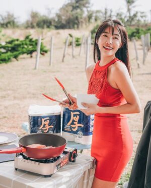 Kelly Huang Instagram - 傍晚恆春夕陽是最美的時刻，襯著最美的風景，徐徐微風，在戶外做菜是我最放鬆最悠閒的小時光，房子小沒有廚房，所以只要在戶外的小桌子，放上卡氏爐，就是我一個人的浪漫廚房❤️
 
在戶外料理，我追求的是乾淨又優雅，一定要準備 #五月花厚棒廚房紙巾 隨時都可以用，而且一定要是厚棒的才好用！最近去逛超市，看到五月花厚棒廚房紙巾有出 #大小隨你撕 的版本，真的太棒了！整個好貼心！特地買回來試試看！
 
而且快過年了🧨每次準備年菜都會手忙腳亂的，今年要提前先把廚房神隊友準備好，不管是料理前的備料、或是大家吃飽飯之後要收拾廚房！絕對要趁現在先囤貨起來！
 
五月花厚棒廚房紙巾有
#大尺寸 以及 #大小張隨你撕  這種版本，我自己兩個都有買！大尺寸的一張抵4張、大小張隨你撕可以依照用量靈活運用不浪費！
 
我非常喜歡五月花厚棒廚房紙巾的#厚實手感 ，因為紙張比一般的紙巾還要厚、不管是吸水或是吸油都很強！而且 #不沾黏食物  不管你的手有多溼， #溼擦不易破 而且完全 #不會掉屑  這個真的太重要了！ 厚的才真的好用！
 
我很喜歡吃吃牛排和煎鮭魚，常常把肉拿出來解凍的時候都會出水，在下鍋之前可以用紙巾先把水吸乾，下鍋的時候才不會油爆！
 
五月花厚棒廚房紙巾是百分之百原生紙漿沒有螢光劑，更有高溫殺菌，所以可以 #安心接觸食物 用的好放心！
 
牛肉的油脂偏多，過年大吃很容易變胖，所以我會把煎好的牛排放在五月花厚棒廚房紙巾上面，讓它快速吸油，避免吃下過多的油脂，哈哈，我維持身材的小秘訣，就在這個細節裡面喔！
 
為什麼五月花厚棒廚房紙巾吸水吸油都這麼快？我發現因為它有 #專利立體壓紋技術 360度超導瞬吸網，一碰到就整個吸光光！難怪我每次不小心把醬汁打翻，趕快手刀拿五月花厚棒廚房紙巾都可以光速擦乾淨處理掉！是小廚娘我的料理好幫手喔！
 
這次出的大小張隨你撕，可以自由靈活運用不同的尺寸，使用起來更方便！更節省！因為我自己每天都會洗水果來吃，前陣子朋友寄一大箱最近很紅的玉女小蕃茄來，吃不完要怎麼保存？來分享一個小撇步！先把小蕃茄洗起來，放保鮮盒，在保鮮盒的底層，還有上層都各鋪上一張 #五月花厚棒廚房紙巾 （大小張隨你撕）這樣可以吸走冰箱多餘的水氣，延長玉女小蕃茄的保鮮時間喔！
 
五月花厚棒廚房紙巾出的大尺寸，是美規超大尺寸！28cm X 22.6cm  大張超好用！不管是清潔爐具上面的油漬、水漬，或者是像我平常在外面煎完牛排之後我可以直接用紙巾擦拭去除鍋具裡面的油漬，就可以馬上再進行下一道料理！
 
過年要到了家裡大掃除，大張的紙巾真的超好用！拿來擦桌子擦鏡子，隨手清潔環境的髒污。不管是料理、清潔、生活，一紙完勝！
 
好用快入手！趁現在有優惠的時候馬上囤起來！一用過就會愛上❤️
五月花厚棒廚房紙巾系列，全通路特價中，即日起~2/1，全聯享美規大尺寸買一送一，平均每袋135元。
整箱購買直接宅配送到家超方便 https://reurl.cc/RWX3lr
 
過年前來抽獎喔！
現在嫻嫻的粉絲，有3位可以有機會得到
💙 五月花厚棒廚房紙巾1箱💙
💙活動時間：1/22～2/6
💙抽獎資格：請留言 「五月花厚棒廚房紙巾 大小張隨你撕 」
💙公佈得獎名單：2/7
💙獎品：五月花厚棒廚房紙巾1箱
💙數量：贈送3位，1位一箱
（FB抽3位 IG也會抽3位哦！大家兩邊都可以留言喔！）

＠五月花 Mayflower 

#五月花
#厚棒廚房紙巾
#大小張隨你撕
#好吸水超吸油
#濕擦不易破
#食品級安全
#厚實手感