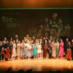 Kelly Huang Instagram - 演完的第一週，慢慢沈澱自己之後，我想分享《唱吧！唱吧！》這個音樂劇帶給我的夢幻感動🥹難得一見的瀑布文來了喔！ 從讀本開始，就感受到這個團隊強大的向心力，每一個老師都對音樂及表演藝術充滿熱情❤️不管是戲劇排練或是音樂排練，每回離開，都帶著滿滿的收穫及滿足❤️ 好幾次坐在排練室，沒有我的戲的時候，只是看著排練的演員們，聽著樂團的音樂，都感覺自己好像置身天堂🎵🎵🎵 這是音樂的魔力嗎？ 我終於能懂為什麼人們總是用「沈醉、陶醉」形容沈浸在在音樂裡的感受！我真實的體會到連喝下酒精的感受都不如聽到美妙音樂演奏的美好😊 好久沒有這種感覺了⋯⋯ 在演藝圈工作，很常會有被掏空的感覺，不喜歡成為念稿子的機器人，也不喜歡那種不是從心出發的表演。這也是我堅持不再上節目的其中一個原因。 每回週間排練，看到大家風塵僕僕的從各地的工作崗位來到排練場，持續用熱情灌溉表演藝術，我感覺到這裡的每一個人，只要有表演的機會，大家都很珍惜❤️這份熱情也讓我非常感動，值得跟大家好好學習。 屏東是一個很暖的地方。 我在這裏找到了我的歸屬感，也因為《唱吧！唱吧！》是屏東在地的故事，在地的演出人員，我們一起為了大家認同的文化藝術在努力著。 感謝製作人欣蓉姐姐賞識，看見妳處理事情的過程，又貼心又溫暖❤️超級佩服妳，妳是無所不能😆😆比黑卡還強大👍🏾 感謝婉菁老師創作這麼好的歌曲，能唱到妳的歌好幸福😍 感謝施老師一直鼓勵我，你的劇本太厲害了👍🏾讀了一百次，後作力還是很強👍🏾 謝謝73導演每次的帶領，我總是覺得有妳在，什麼問題都能被好好解決又不失幽默😊很棒的工作氣場😃 謝謝男主角品安，謝謝你過去在鋼琴上累積的毅力，還有你劇本上密密麻麻的筆記，能跟你合作與有榮焉，深深向你學習，感謝🙏 謝謝孟君老師在聲樂中給我的指導，我喜歡跟美女姐姐老師上課，妳的聲線充滿感情，是我的繆思女神❤️❤️ 謝謝乃菁老師、忠美姐姐、慧真老師、金導、曾導、羽蝶、指揮阿福老師還有所有的演出老師們，給予我的教導和鼓勵，我很幸運和幸福可以聆聽到大家的美聲，你們像是天使😇還有盧醫師老師幫我看肩膀的拉傷，這個團隊真的好強大喔！（其他沒有寫到名字的老師們，我一樣很感謝你們喔❣️） 謝謝樂團的小提琴、中提琴、大提琴低音提琴的老師們，謝謝你們願意讓我嚐試著拉拉看，我很喜歡💕 也謝謝其他樂器的老師們，包括豎琴、鼓手、月琴老師，還有鋼琴合作的黃老師，我們初期真的太麻煩妳了，感謝妳的包容❤️妳太厲害了！ 謝謝排練助理品辰、鈺雯還有其他的小幫手們用心的協助整個排練過程，有妳們在真的好安心。也謝謝品辰的暖心小卡片，妳們真的好優秀喔！ 謝謝素滿老師的造型團隊不眠不休的為大家做整體服裝造型的打理，能夠穿到老師年輕時候的衣服真的很幸運！看到老師辛苦熬夜工作眼睛紅紅的血絲真的好心疼！ 謝謝曼妮團隊的紀錄、側拍、訪問MV影片剪輯，真的好厲害👍🏾有妳在真好！ 謝謝達樂在排練期間大方的出借房間讓我安心休息，超級感謝🙏 謝謝施媽媽的傳奇飄香滷蛋，會想念的好滋味❤️ 謝謝屏東國寶級音樂家李茂松大師❤️謝謝銀子媽媽❤️你們的故事動人又溫暖❤️ 謝謝我的好朋友們遠從淡水、台北、台中、恆春各地來到屏東看音樂劇！有你們的支持，是我們創作表演最大的動力❤️❤️❤️❤️❤️❤️❤️❤️ 舞台上舞台下的交流都是活著的堆疊，我們用過去的經驗和現在的學習，去成就未來的豐盛，這一切的安排都足以證明這不是巧合，所有演出台前台後的人員，這個組合的重逢是爲了再一次發光✨閃耀✨ 我喜歡唱歌這件事情，以前不敢大聲的說，因為不是那麼專業，也對自己沒有信心，但是經過演出《唱吧！唱吧！》之後，我已經知道我可以😌而且還可以繼續享受努力學唱歌的過程，我會繼續勇敢追夢。 夢想不只是空想，實踐過程中的汗水淚水，就是最大的收穫。 很感恩🙏好像做了一個美夢，然後夢醒了，我要回到恆春半島解說員的身分，開始規劃我的秋冬解說活動，下一回見面，來參加我的解說團吧！