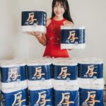 Kelly Huang Instagram - 傍晚恆春夕陽是最美的時刻，襯著最美的風景，徐徐微風，在戶外做菜是我最放鬆最悠閒的小時光，房子小沒有廚房，所以只要在戶外的小桌子，放上卡氏爐，就是我一個人的浪漫廚房❤️ 在戶外料理，我追求的是乾淨又優雅，一定要準備 #五月花厚棒廚房紙巾 隨時都可以用，而且一定要是厚棒的才好用！最近去逛超市，看到五月花厚棒廚房紙巾有出 #大小隨你撕 的版本，真的太棒了！整個好貼心！特地買回來試試看！ 而且快過年了🧨每次準備年菜都會手忙腳亂的，今年要提前先把廚房神隊友準備好，不管是料理前的備料、或是大家吃飽飯之後要收拾廚房！絕對要趁現在先囤貨起來！ 五月花厚棒廚房紙巾有 #大尺寸 以及 #大小張隨你撕 這種版本，我自己兩個都有買！大尺寸的一張抵4張、大小張隨你撕可以依照用量靈活運用不浪費！ 我非常喜歡五月花厚棒廚房紙巾的#厚實手感 ，因為紙張比一般的紙巾還要厚、不管是吸水或是吸油都很強！而且 #不沾黏食物 不管你的手有多溼， #溼擦不易破 而且完全 #不會掉屑 這個真的太重要了！ 厚的才真的好用！ 我很喜歡吃吃牛排和煎鮭魚，常常把肉拿出來解凍的時候都會出水，在下鍋之前可以用紙巾先把水吸乾，下鍋的時候才不會油爆！ 五月花厚棒廚房紙巾是百分之百原生紙漿沒有螢光劑，更有高溫殺菌，所以可以 #安心接觸食物 用的好放心！ 牛肉的油脂偏多，過年大吃很容易變胖，所以我會把煎好的牛排放在五月花厚棒廚房紙巾上面，讓它快速吸油，避免吃下過多的油脂，哈哈，我維持身材的小秘訣，就在這個細節裡面喔！ 為什麼五月花厚棒廚房紙巾吸水吸油都這麼快？我發現因為它有 #專利立體壓紋技術 360度超導瞬吸網，一碰到就整個吸光光！難怪我每次不小心把醬汁打翻，趕快手刀拿五月花厚棒廚房紙巾都可以光速擦乾淨處理掉！是小廚娘我的料理好幫手喔！ 這次出的大小張隨你撕，可以自由靈活運用不同的尺寸，使用起來更方便！更節省！因為我自己每天都會洗水果來吃，前陣子朋友寄一大箱最近很紅的玉女小蕃茄來，吃不完要怎麼保存？來分享一個小撇步！先把小蕃茄洗起來，放保鮮盒，在保鮮盒的底層，還有上層都各鋪上一張 #五月花厚棒廚房紙巾 （大小張隨你撕）這樣可以吸走冰箱多餘的水氣，延長玉女小蕃茄的保鮮時間喔！ 五月花厚棒廚房紙巾出的大尺寸，是美規超大尺寸！28cm X 22.6cm 大張超好用！不管是清潔爐具上面的油漬、水漬，或者是像我平常在外面煎完牛排之後我可以直接用紙巾擦拭去除鍋具裡面的油漬，就可以馬上再進行下一道料理！ 過年要到了家裡大掃除，大張的紙巾真的超好用！拿來擦桌子擦鏡子，隨手清潔環境的髒污。不管是料理、清潔、生活，一紙完勝！ 好用快入手！趁現在有優惠的時候馬上囤起來！一用過就會愛上❤️ 五月花厚棒廚房紙巾系列，全通路特價中，即日起~2/1，全聯享美規大尺寸買一送一，平均每袋135元。 整箱購買直接宅配送到家超方便 https://reurl.cc/RWX3lr 過年前來抽獎喔！ 現在嫻嫻的粉絲，有3位可以有機會得到 💙 五月花厚棒廚房紙巾1箱💙 💙活動時間：1/22～2/6 💙抽獎資格：請留言 「五月花厚棒廚房紙巾 大小張隨你撕 」 💙公佈得獎名單：2/7 💙獎品：五月花厚棒廚房紙巾1箱 💙數量：贈送3位，1位一箱 （FB抽3位 IG也會抽3位哦！大家兩邊都可以留言喔！） ＠五月花 Mayflower #五月花 #厚棒廚房紙巾 #大小張隨你撕 #好吸水超吸油 #濕擦不易破 #食品級安全 #厚實手感