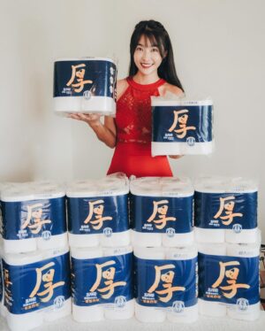 Kelly Huang Instagram - 傍晚恆春夕陽是最美的時刻，襯著最美的風景，徐徐微風，在戶外做菜是我最放鬆最悠閒的小時光，房子小沒有廚房，所以只要在戶外的小桌子，放上卡氏爐，就是我一個人的浪漫廚房❤️
 
在戶外料理，我追求的是乾淨又優雅，一定要準備 #五月花厚棒廚房紙巾 隨時都可以用，而且一定要是厚棒的才好用！最近去逛超市，看到五月花厚棒廚房紙巾有出 #大小隨你撕 的版本，真的太棒了！整個好貼心！特地買回來試試看！
 
而且快過年了🧨每次準備年菜都會手忙腳亂的，今年要提前先把廚房神隊友準備好，不管是料理前的備料、或是大家吃飽飯之後要收拾廚房！絕對要趁現在先囤貨起來！
 
五月花厚棒廚房紙巾有
#大尺寸 以及 #大小張隨你撕  這種版本，我自己兩個都有買！大尺寸的一張抵4張、大小張隨你撕可以依照用量靈活運用不浪費！
 
我非常喜歡五月花厚棒廚房紙巾的#厚實手感 ，因為紙張比一般的紙巾還要厚、不管是吸水或是吸油都很強！而且 #不沾黏食物  不管你的手有多溼， #溼擦不易破 而且完全 #不會掉屑  這個真的太重要了！ 厚的才真的好用！
 
我很喜歡吃吃牛排和煎鮭魚，常常把肉拿出來解凍的時候都會出水，在下鍋之前可以用紙巾先把水吸乾，下鍋的時候才不會油爆！
 
五月花厚棒廚房紙巾是百分之百原生紙漿沒有螢光劑，更有高溫殺菌，所以可以 #安心接觸食物 用的好放心！
 
牛肉的油脂偏多，過年大吃很容易變胖，所以我會把煎好的牛排放在五月花厚棒廚房紙巾上面，讓它快速吸油，避免吃下過多的油脂，哈哈，我維持身材的小秘訣，就在這個細節裡面喔！
 
為什麼五月花厚棒廚房紙巾吸水吸油都這麼快？我發現因為它有 #專利立體壓紋技術 360度超導瞬吸網，一碰到就整個吸光光！難怪我每次不小心把醬汁打翻，趕快手刀拿五月花厚棒廚房紙巾都可以光速擦乾淨處理掉！是小廚娘我的料理好幫手喔！
 
這次出的大小張隨你撕，可以自由靈活運用不同的尺寸，使用起來更方便！更節省！因為我自己每天都會洗水果來吃，前陣子朋友寄一大箱最近很紅的玉女小蕃茄來，吃不完要怎麼保存？來分享一個小撇步！先把小蕃茄洗起來，放保鮮盒，在保鮮盒的底層，還有上層都各鋪上一張 #五月花厚棒廚房紙巾 （大小張隨你撕）這樣可以吸走冰箱多餘的水氣，延長玉女小蕃茄的保鮮時間喔！
 
五月花厚棒廚房紙巾出的大尺寸，是美規超大尺寸！28cm X 22.6cm  大張超好用！不管是清潔爐具上面的油漬、水漬，或者是像我平常在外面煎完牛排之後我可以直接用紙巾擦拭去除鍋具裡面的油漬，就可以馬上再進行下一道料理！
 
過年要到了家裡大掃除，大張的紙巾真的超好用！拿來擦桌子擦鏡子，隨手清潔環境的髒污。不管是料理、清潔、生活，一紙完勝！
 
好用快入手！趁現在有優惠的時候馬上囤起來！一用過就會愛上❤️
五月花厚棒廚房紙巾系列，全通路特價中，即日起~2/1，全聯享美規大尺寸買一送一，平均每袋135元。
整箱購買直接宅配送到家超方便 https://reurl.cc/RWX3lr
 
過年前來抽獎喔！
現在嫻嫻的粉絲，有3位可以有機會得到
💙 五月花厚棒廚房紙巾1箱💙
💙活動時間：1/22～2/6
💙抽獎資格：請留言 「五月花厚棒廚房紙巾 大小張隨你撕 」
💙公佈得獎名單：2/7
💙獎品：五月花厚棒廚房紙巾1箱
💙數量：贈送3位，1位一箱
（FB抽3位 IG也會抽3位哦！大家兩邊都可以留言喔！）

＠五月花 Mayflower 

#五月花
#厚棒廚房紙巾
#大小張隨你撕
#好吸水超吸油
#濕擦不易破
#食品級安全
#厚實手感