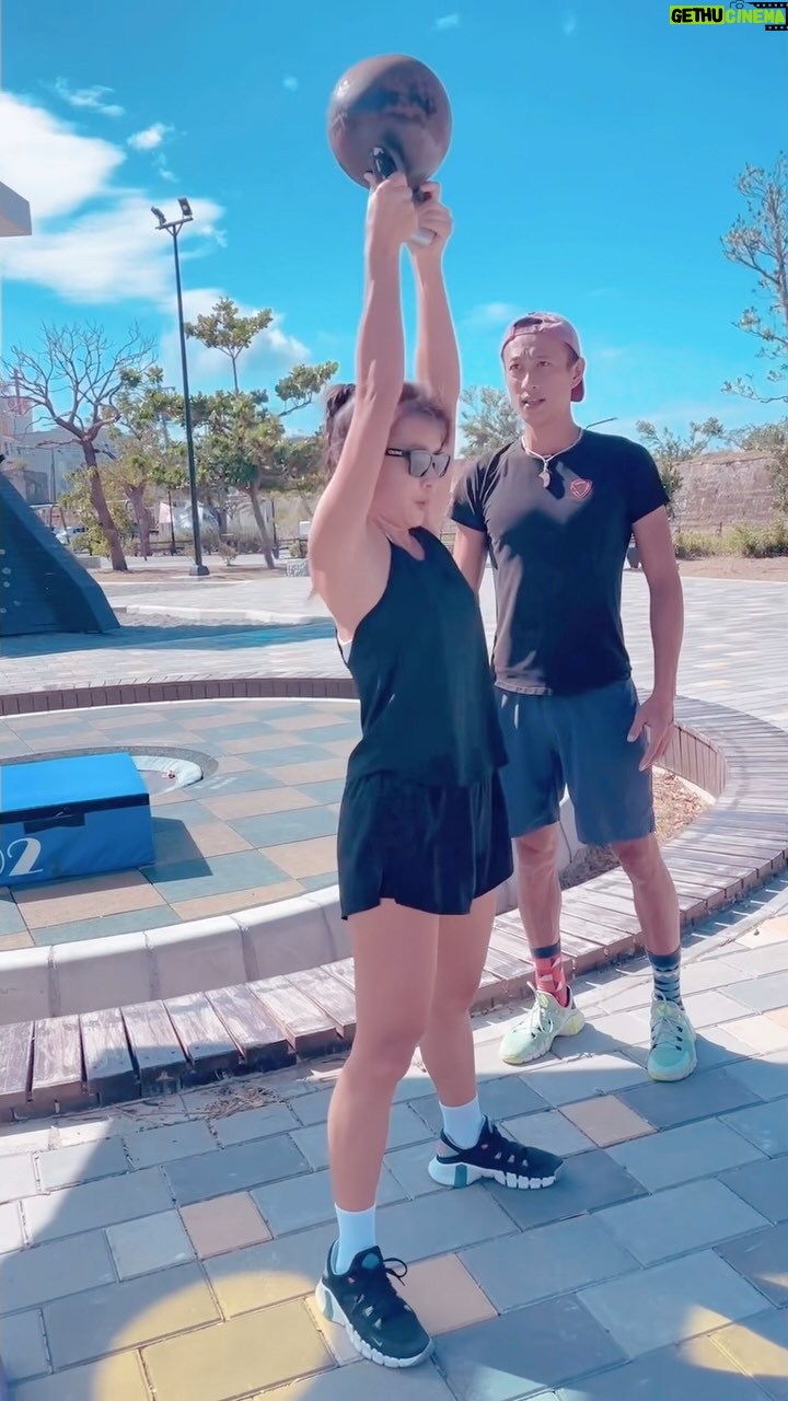Kelly Huang Instagram - 紀錄一下 1min test TRX Lunge R/L. 23/26 跳箱分腿蹲 R/L. 23/22 Front Squat 26 跳箱 Spuat jump 19 TRX Push Up. 32 負重squat shoulder press 6kg 23 TRX ROW 28 TRX 21 TRXCruch 51 TRX Runner 65