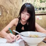 Kelly Huang Instagram - 🎼樂理的功課，我儘量把握機會寫。 除了開車之外， 染頭髮吃飯的時間都要抓住，能寫一題是一題。 我的耳朵常常會被外界的聲音干擾， 所以即使題目做完了還是要回過頭去不斷地檢查🧐 每次老師改題目，我寫錯都是因為沒有專心。 還好，我正在學習接受自己犯錯。 樂理真的不簡單。 #樂理 #和聲學