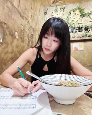 Kelly Huang Instagram - 🎼樂理的功課，我儘量把握機會寫。
除了開車之外，
染頭髮吃飯的時間都要抓住，能寫一題是一題。
我的耳朵常常會被外界的聲音干擾，
所以即使題目做完了還是要回過頭去不斷地檢查🧐
每次老師改題目，我寫錯都是因為沒有專心。

還好，我正在學習接受自己犯錯。
樂理真的不簡單。

#樂理
#和聲學