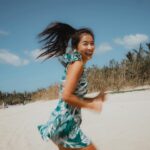 Kelly Huang Instagram - 喜歡早上跑步去海邊享受海風吹拂的感覺，泡泡海水，為自己充飽電🤗上山下海是療癒我的方式，如果你心情不好，接近大自然，可以得到很棒的能量😎 很多朋友都問我，平常我在戶外活動都上什麼底妝？還有要如何保養皮膚？所以今天就來分享專為運動上山下海設計的一款超輕薄透氣的 #運動粉底，簡單擦，快速上妝，不用美妝蛋，而且上妝之後不會厚重也不會悶熱喔！ @spococo_spobeauty 運動粉底可以保溼防曬，而且不乾不泛油光，流汗不脫妝也符合海洋友善哦！重點是它是智慧粉體可以校正膚色，非常適合亞洲膚色喔！ 我平常會在出門之前先薄擦一層，放在隨身小包包裡面不佔空間可以隨時補擦。 在上妝之前我也會用spococo的修復安瓶，小小1支只有1g，可以取代化妝水 面膜 精華液的功效，而且1支等於3片面膜的保濕力唷！放在小包包裏完全不佔空間。 修復安瓶可以迅速改善皮膚乾燥粗糙，我平常玩水上岸會趕快拿1支來補擦，迅速保溼修復，冬天快到了！如果在戶外爬山吹風皮膚乾裂，季節更替膚況不穩定的時候，可以趕快拿出來修護補水！上班族在辦公室內冷氣房久待，肌膚乾燥崩裂，也可以用修復安瓶輕鬆完成修復保養喔😎 選對適合的粉底和保養品，讓你在戶外活動時也能保持水嫩肌膚！❤️❤️❤️ 小嫻也幫粉絲跟spococo爭取到優惠! 即日起至11月底， 透過此連結:https://spococo.com.tw/Sd0V0 除了1111活動還有額外95折的優惠，跟我一樣喜歡戶外活動的朋友別錯過了！💕 spococo #運動粉底 #修復安瓶 #輕量化