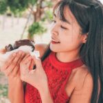 Kelly Huang Instagram - 傍晚恆春夕陽是最美的時刻，襯著最美的風景，徐徐微風，在戶外做菜是我最放鬆最悠閒的小時光，房子小沒有廚房，所以只要在戶外的小桌子，放上卡氏爐，就是我一個人的浪漫廚房❤️ 在戶外料理，我追求的是乾淨又優雅，一定要準備 #五月花厚棒廚房紙巾 隨時都可以用，而且一定要是厚棒的才好用！最近去逛超市，看到五月花厚棒廚房紙巾有出 #大小隨你撕 的版本，真的太棒了！整個好貼心！特地買回來試試看！ 而且快過年了🧨每次準備年菜都會手忙腳亂的，今年要提前先把廚房神隊友準備好，不管是料理前的備料、或是大家吃飽飯之後要收拾廚房！絕對要趁現在先囤貨起來！ 五月花厚棒廚房紙巾有 #大尺寸 以及 #大小張隨你撕 這種版本，我自己兩個都有買！大尺寸的一張抵4張、大小張隨你撕可以依照用量靈活運用不浪費！ 我非常喜歡五月花厚棒廚房紙巾的#厚實手感 ，因為紙張比一般的紙巾還要厚、不管是吸水或是吸油都很強！而且 #不沾黏食物 不管你的手有多溼， #溼擦不易破 而且完全 #不會掉屑 這個真的太重要了！ 厚的才真的好用！ 我很喜歡吃吃牛排和煎鮭魚，常常把肉拿出來解凍的時候都會出水，在下鍋之前可以用紙巾先把水吸乾，下鍋的時候才不會油爆！ 五月花厚棒廚房紙巾是百分之百原生紙漿沒有螢光劑，更有高溫殺菌，所以可以 #安心接觸食物 用的好放心！ 牛肉的油脂偏多，過年大吃很容易變胖，所以我會把煎好的牛排放在五月花厚棒廚房紙巾上面，讓它快速吸油，避免吃下過多的油脂，哈哈，我維持身材的小秘訣，就在這個細節裡面喔！ 為什麼五月花厚棒廚房紙巾吸水吸油都這麼快？我發現因為它有 #專利立體壓紋技術 360度超導瞬吸網，一碰到就整個吸光光！難怪我每次不小心把醬汁打翻，趕快手刀拿五月花厚棒廚房紙巾都可以光速擦乾淨處理掉！是小廚娘我的料理好幫手喔！ 這次出的大小張隨你撕，可以自由靈活運用不同的尺寸，使用起來更方便！更節省！因為我自己每天都會洗水果來吃，前陣子朋友寄一大箱最近很紅的玉女小蕃茄來，吃不完要怎麼保存？來分享一個小撇步！先把小蕃茄洗起來，放保鮮盒，在保鮮盒的底層，還有上層都各鋪上一張 #五月花厚棒廚房紙巾 （大小張隨你撕）這樣可以吸走冰箱多餘的水氣，延長玉女小蕃茄的保鮮時間喔！ 五月花厚棒廚房紙巾出的大尺寸，是美規超大尺寸！28cm X 22.6cm 大張超好用！不管是清潔爐具上面的油漬、水漬，或者是像我平常在外面煎完牛排之後我可以直接用紙巾擦拭去除鍋具裡面的油漬，就可以馬上再進行下一道料理！ 過年要到了家裡大掃除，大張的紙巾真的超好用！拿來擦桌子擦鏡子，隨手清潔環境的髒污。不管是料理、清潔、生活，一紙完勝！ 好用快入手！趁現在有優惠的時候馬上囤起來！一用過就會愛上❤️ 五月花厚棒廚房紙巾系列，全通路特價中，即日起~2/1，全聯享美規大尺寸買一送一，平均每袋135元。 整箱購買直接宅配送到家超方便 https://reurl.cc/RWX3lr 過年前來抽獎喔！ 現在嫻嫻的粉絲，有3位可以有機會得到 💙 五月花厚棒廚房紙巾1箱💙 💙活動時間：1/22～2/6 💙抽獎資格：請留言 「五月花厚棒廚房紙巾 大小張隨你撕 」 💙公佈得獎名單：2/7 💙獎品：五月花厚棒廚房紙巾1箱 💙數量：贈送3位，1位一箱 （FB抽3位 IG也會抽3位哦！大家兩邊都可以留言喔！） ＠五月花 Mayflower #五月花 #厚棒廚房紙巾 #大小張隨你撕 #好吸水超吸油 #濕擦不易破 #食品級安全 #厚實手感