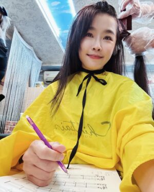 Kelly Huang Instagram - 🎼樂理的功課，我儘量把握機會寫。
除了開車之外，
染頭髮吃飯的時間都要抓住，能寫一題是一題。
我的耳朵常常會被外界的聲音干擾，
所以即使題目做完了還是要回過頭去不斷地檢查🧐
每次老師改題目，我寫錯都是因為沒有專心。

還好，我正在學習接受自己犯錯。
樂理真的不簡單。

#樂理
#和聲學