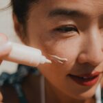 Kelly Huang Instagram - 喜歡早上跑步去海邊享受海風吹拂的感覺，泡泡海水，為自己充飽電🤗上山下海是療癒我的方式，如果你心情不好，接近大自然，可以得到很棒的能量😎 很多朋友都問我，平常我在戶外活動都上什麼底妝？還有要如何保養皮膚？所以今天就來分享專為運動上山下海設計的一款超輕薄透氣的 #運動粉底，簡單擦，快速上妝，不用美妝蛋，而且上妝之後不會厚重也不會悶熱喔！ @spococo_spobeauty 運動粉底可以保溼防曬，而且不乾不泛油光，流汗不脫妝也符合海洋友善哦！重點是它是智慧粉體可以校正膚色，非常適合亞洲膚色喔！ 我平常會在出門之前先薄擦一層，放在隨身小包包裡面不佔空間可以隨時補擦。 在上妝之前我也會用spococo的修復安瓶，小小1支只有1g，可以取代化妝水 面膜 精華液的功效，而且1支等於3片面膜的保濕力唷！放在小包包裏完全不佔空間。 修復安瓶可以迅速改善皮膚乾燥粗糙，我平常玩水上岸會趕快拿1支來補擦，迅速保溼修復，冬天快到了！如果在戶外爬山吹風皮膚乾裂，季節更替膚況不穩定的時候，可以趕快拿出來修護補水！上班族在辦公室內冷氣房久待，肌膚乾燥崩裂，也可以用修復安瓶輕鬆完成修復保養喔😎 選對適合的粉底和保養品，讓你在戶外活動時也能保持水嫩肌膚！❤️❤️❤️ 小嫻也幫粉絲跟spococo爭取到優惠! 即日起至11月底， 透過此連結:https://spococo.com.tw/Sd0V0 除了1111活動還有額外95折的優惠，跟我一樣喜歡戶外活動的朋友別錯過了！💕 spococo #運動粉底 #修復安瓶 #輕量化