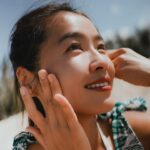 Kelly Huang Instagram - 喜歡早上跑步去海邊享受海風吹拂的感覺，泡泡海水，為自己充飽電🤗上山下海是療癒我的方式，如果你心情不好，接近大自然，可以得到很棒的能量😎 很多朋友都問我，平常我在戶外活動都上什麼底妝？還有要如何保養皮膚？所以今天就來分享專為運動上山下海設計的一款超輕薄透氣的 #運動粉底，簡單擦，快速上妝，不用美妝蛋，而且上妝之後不會厚重也不會悶熱喔！ @spococo_spobeauty 運動粉底可以保溼防曬，而且不乾不泛油光，流汗不脫妝也符合海洋友善哦！重點是它是智慧粉體可以校正膚色，非常適合亞洲膚色喔！ 我平常會在出門之前先薄擦一層，放在隨身小包包裡面不佔空間可以隨時補擦。 在上妝之前我也會用spococo的修復安瓶，小小1支只有1g，可以取代化妝水 面膜 精華液的功效，而且1支等於3片面膜的保濕力唷！放在小包包裏完全不佔空間。 修復安瓶可以迅速改善皮膚乾燥粗糙，我平常玩水上岸會趕快拿1支來補擦，迅速保溼修復，冬天快到了！如果在戶外爬山吹風皮膚乾裂，季節更替膚況不穩定的時候，可以趕快拿出來修護補水！上班族在辦公室內冷氣房久待，肌膚乾燥崩裂，也可以用修復安瓶輕鬆完成修復保養喔😎 選對適合的粉底和保養品，讓你在戶外活動時也能保持水嫩肌膚！❤️❤️❤️ 小嫻也幫粉絲跟spococo爭取到優惠! 即日起至11月底， 透過此連結:https://spococo.com.tw/Sd0V0 除了1111活動還有額外95折的優惠，跟我一樣喜歡戶外活動的朋友別錯過了！💕 spococo #運動粉底 #修復安瓶 #輕量化