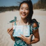 Kelly Huang Instagram - 喜歡早上跑步去海邊享受海風吹拂的感覺，泡泡海水，為自己充飽電🤗上山下海是療癒我的方式，如果你心情不好，接近大自然，可以得到很棒的能量😎 很多朋友都問我，平常我在戶外活動都上什麼底妝？還有要如何保養皮膚？所以今天就來分享專為運動上山下海設計的一款超輕薄透氣的 #運動粉底，簡單擦，快速上妝，不用美妝蛋，而且上妝之後不會厚重也不會悶熱喔！ @spococo_spobeauty 運動粉底可以保溼防曬，而且不乾不泛油光，流汗不脫妝也符合海洋友善哦！重點是它是智慧粉體可以校正膚色，非常適合亞洲膚色喔！ 我平常會在出門之前先薄擦一層，放在隨身小包包裡面不佔空間可以隨時補擦。 在上妝之前我也會用spococo的修復安瓶，小小1支只有1g，可以取代化妝水 面膜 精華液的功效，而且1支等於3片面膜的保濕力唷！放在小包包裏完全不佔空間。 修復安瓶可以迅速改善皮膚乾燥粗糙，我平常玩水上岸會趕快拿1支來補擦，迅速保溼修復，冬天快到了！如果在戶外爬山吹風皮膚乾裂，季節更替膚況不穩定的時候，可以趕快拿出來修護補水！上班族在辦公室內冷氣房久待，肌膚乾燥崩裂，也可以用修復安瓶輕鬆完成修復保養喔😎 選對適合的粉底和保養品，讓你在戶外活動時也能保持水嫩肌膚！❤️❤️❤️ 小嫻也幫粉絲跟spococo爭取到優惠! 即日起至11月底， 透過此連結:https://spococo.com.tw/Sd0V0 除了1111活動還有額外95折的優惠，跟我一樣喜歡戶外活動的朋友別錯過了！💕 spococo #運動粉底 #修復安瓶 #輕量化