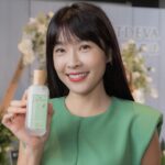 Kelly Huang Instagram - 好美喔！早就想去宜蘭的 #赫蒂法莊園 走走❤️太開心了🥳今天好榮幸受邀出席赫蒂法輕妍系列保養品的新品發表會，跟大家分享我喜歡的日常保養😍 這次赫蒂法的新品輕妍系列，主打的就是輕盈美妍的保養概念，全系列延續「地方創生」的概念，嚴選本土優質植物萃取，通過GMP大廠等級製程，利用山苦瓜、雛菊花等天然原料特性，讓缺水的肌膚能夠得到滋潤灌溉，所以使用質地是非常輕盈，而且擦上去肌膚都能夠快速的吸收。 我特別喜歡 #輕妍水嫩輕乳霜，第一次使用皮膚的感受很直接，輕乳霜好推滋潤又好吸收。講到乳霜，我的皮膚算是輕熟齡，44歲了，真的是非常需要乳霜的滋養，但是我很害怕厚重的乳霜，所以我一定要好好仔細挑選，會悶的我完全不行。 最喜歡這款的原因是，它的質地是非常輕盈的乳狀，很好推開，而且擦上去很好吸收，可以立刻感受到天然植物精華以及玻尿酸完整深入肌膚，擦完之後不會太黏，後續接著上妝也不衝突。還散發著淡淡的草本香味，非常療癒，好喜歡💕 再來我會搭配使用 #輕妍極致眼膜 因為我們眼睛周圍的皮膚特別薄 ，再加上經常大笑啊，做表情等等的肌肉拉扯。如果沒有加強保濕修護，眼周的細紋都會很明顯，而這款眼膜好用的地方是，可以單擦一層或者是薄薄敷都可以。它的質地很輕盈，吸收速度快又不黏膩。含安定性維他命Ｃ讓眼周的膚色平衡提亮，長時間外出下來眼睛也能維持絕佳狀態。 這次推出的新系列，從洗卸到保養都讓肌膚可以深呼吸，不管是年輕的肌膚到輕熟齡肌膚，都能夠享受到最自然的照顧，讓妳有輕盈的美顏，由內而外散發自然美，趕快來體驗看看吧❤️🥰 這裡逛逛 : https://bit.ly/3QoT0wE #在地創生 #輕盈保養 #精緻美妍 #赫蒂法 #小嫻