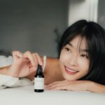 Kelly Huang Instagram - 時間過得好快！住在恆春即將邁入第四年了！好喜歡這裡的天氣和暖陽，我的身心狀態在這裡獲得了釋放！最大的體悟就是好好對待自己的身心，各方面都是！ 對於好壞只有自己才明白的私密肌膚更是如此，舒不舒適只有自己懂。身體健康狀況是很誠實的，所以我對待自己的私密肌膚非常呵護，每日使用的護理產品更重視成分天然不過度。 冬季氣候乾冷，在恆春的落山風非常大，我會特別加強全身的保養，今天想分享一個最近發現的私密肌膚專用護理油，洗完就有baby香氣，是多種100%天然來源精油的私密保養，沒有多餘的香氣添加物，更通過 SGS 測試，不僅有絕佳的防護效果，使用起來也非常安心。 我自己很愛曬太陽，所以更喜歡用油來保養肌膚，特別在冬天乾燥的季節，油保養更能緩解乾乾不舒服的狀況，私密護理油裡面特別添加的 #舒撫益生精粹 和 #沙棘果油 過190種植物營養素，保養清潔的同時，一些私密肌膚的小困擾都能輕鬆解除！ 另一個我喜歡私密護理油的原因，就是它雖然是油質地，卻一點也不油膩，使用之後我才知道，原來好油不只能達到更深層的清潔效果，還能在肌膚表層形成「益生油膜」，就像是為妹妹打造一個安心的防護罩，降低私密肌膚的摩擦、就算出門在外一整天，也不怕鬧脾氣！ 這邊也分享我平常的使用方式： 我通常都在沐浴前先用一滴管私密護理油直接塗抹在私密處後接著洗澡～這次也一起體驗了私密沐浴露，聽說是不加一滴水的大馬士革玫瑰純露當做基底，會再拿來做二次清潔，連續用了幾週，真的感覺私密肌膚比較穩定，也不會有刺刺乾癢的感覺，很推薦給大家一定要試試看！ 有時候白天會在外面跑一整天，我就會在白天出門前也抹上一滴管的私密護理油當作防護～女生阿，真的要好好照顧自己，不管生活再忙碌繁忙都會越來越好的喔☺️ 這次品牌特別推出950元的體驗組合，還搭配一個隨身收納包，外出旅行輕鬆搞定，推薦大家入手試試！ https://bit.ly/47gh9uP @erwachenskincare #erwachenbeauty #宓萃私密護理油