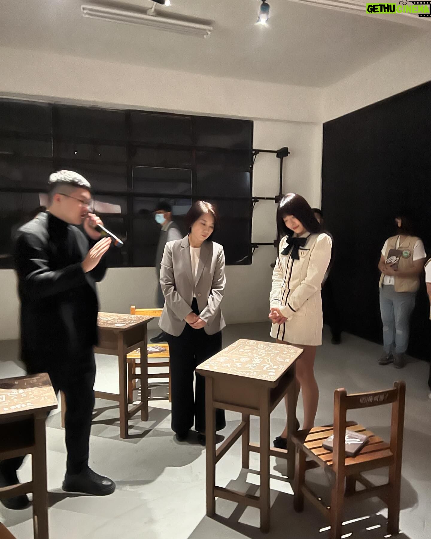 Kelly Huang Instagram - 39感恩日!生日快樂! 謝謝阿水哥哥告訴我 39在日本有感恩的意思 39 日文發音接近Thank you (3Q) 所以3月9日這一天是「39感恩日」 我很榮幸在這一天出生(感恩媽媽真偉大) 44歲的生日,事事順心如意🌹 很感恩活到現在一路幫助我的人們 尤其今年特別以一種 「動念即許願成功」的模式 一步一步的在生活中向我展演 這似乎是在向我預告著 往後的人生必定是朝向 「溫暖、樂觀、向世界學習前進」 我的世界觀就是善良真誠的照映 喜怒哀樂都真實去體悟 沒試過怎麼知道? 所以持續踏上未知的冒險旅程 勇敢的面對自己內心的恐懼 克服障礙達到自己的目標 分享給大家 我今年的生日願望 「不設限 無極限 勇闖未知領域」 最好的不一定是別人認為的 只有自己最清楚! 也祝福39生日的大家生日快樂🎂🎁 對了!昨天是國際38婦女節🎀 感謝性平三法上路! 《性別平等工作法》 《性騷擾防治法》 《性別平等教育法》 未來大家有法律上的支撐及幫助 遇到不舒服的對待 不要忍耐 不要縱容 不要漠視 旁觀者不要冷漠 我們可以有智慧的介入 1 要破壞性騷擾局面(技巧性的帶離現場) 2要對抗加害者(成為已知的第三方) 3要主動關心受害者(提供協助) 旁觀者需要做的,僅僅是在他人需要的時候,勇敢站出來,讓受害者不再孤單。 不管同性異性,這些事情都有可能發生。 不管加害與被害,這些事情都有可能被扭曲。 有人重視,有人關注,就像陽光普照般 無所遁形🫥 🙏願 世界🌍覺醒 🙏二元對立模糊 🙏無