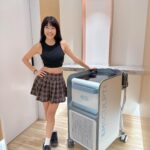 Kelly Huang Instagram - 44歲23腰💃🏻比我20歲的時候還細🤗 真的，昨天去健檢，量到的腰圍是59公分📏年過40代謝都慢下來了腰圍居然還可以再小！！ ✅2/29我量的高腰圍是67公分 ✅3/20做完第四次療程高腰圍是63.5公分 ✅3/26去健檢量到的高腰圍是59公分 ‼️一個月下來整整少了8公分 整個三月我都正常吃，正常運動，生活也沒有太多改變，唯一增加的行程就只有多了 去 @愛爾麗診所 做「#NEO #熱磁減脂 課程」 一個禮拜一堂30分鐘，連續四個禮拜 每個禮拜都可以慢慢地看到改變，以前我都覺得看到這種廣告應該覺得沒什麼用，但是這次是自己親身來體驗，效果真的很明顯，我自己都嚇到了🤭🤭🤭 而且我本來以為我已經很瘦了，應該沒有什麼空間可以再小，殊不知腹部的脂肪比我想像的多很多呢！ ❓到底我做的這個NEO 熱磁減脂體雕療程 是什麼❓ 愛爾麗彭恆憲醫師說 🅰️ ：熱磁減脂是全球首創同時鍛鍊肌肉及燃燒脂肪的非侵入式課程，效果媲美抽脂。採新一代高強度聚焦磁能技術「HIFEM 」，有效針對皮下脂肪能有效消除30%，還能幫肌肉達到100% 超極限肌肉鍛鍊。 單次只要30分鐘，男女適用、非侵入式、不需麻醉！ ❓做這個療程會不會痛？ 🅰️ ：我跟大家一樣第一堂課都很緊張，一直問會不會痛？結果真的做了之後發現，就是會有肌肉很緊縮的感覺，好像你做了仰臥起坐很多下之後，肚子緊緊的感覺，而且真的會開始流汗，因為強度是慢慢加上去的，所以不用擔心。 我覺得這一台比我的健身教練還要狠😅😅 30分鐘，就讓我好像做了兩萬次的仰臥起坐，但重點不用自己真的出力，從頭到尾就是躺著享受肌肉被縮緊的感覺，我在做NEO的時候，醫生進來關心時，一直默默的把強度往上加，不知不覺，我已經上了四堂高強度的腹肌課，難怪腰圍可以小那麼多😃😃 本來以為要上大學之前，裝嫩可能會不太成功，但是有了23腰，我好像回到高中時候的腰圍，衣櫥那些成熟的衣服，我要換掉了，把學生服拿出來穿，夏天要到了比基尼什麼的都來吧！我現在超級有自信的！ 如果大家對於這個課程有興趣的話，也歡迎去找 #愛爾麗 #彭恆憲醫師 諮詢了解看看(限動處有專屬諮詢連結)，祝福你們炫腹成功🏆 #NEO #emsculptneo #熱磁減脂新計畫 #熱磁減脂
