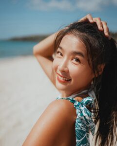 Kelly Huang Instagram - 喜歡早上跑步去海邊享受海風吹拂的感覺，泡泡海水，為自己充飽電🤗上山下海是療癒我的方式，如果你心情不好，接近大自然，可以得到很棒的能量😎 很多朋友都問我，平常我在戶外活動都上什麼底妝？還有要如何保養皮膚？所以今天就來分享專為運動上山下海設計的一款超輕薄透氣的 #運動粉底，簡單擦，快速上妝，不用美妝蛋，而且上妝之後不會厚重也不會悶熱喔！ @spococo_spobeauty 運動粉底可以保溼防曬，而且不乾不泛油光，流汗不脫妝也符合海洋友善哦！重點是它是智慧粉體可以校正膚色，非常適合亞洲膚色喔！ 我平常會在出門之前先薄擦一層，放在隨身小包包裡面不佔空間可以隨時補擦。 在上妝之前我也會用spococo的修復安瓶，小小1支只有1g，可以取代化妝水 面膜 精華液的功效，而且1支等於3片面膜的保濕力唷！放在小包包裏完全不佔空間。 修復安瓶可以迅速改善皮膚乾燥粗糙，我平常玩水上岸會趕快拿1支來補擦，迅速保溼修復，冬天快到了！如果在戶外爬山吹風皮膚乾裂，季節更替膚況不穩定的時候，可以趕快拿出來修護補水！上班族在辦公室內冷氣房久待，肌膚乾燥崩裂，也可以用修復安瓶輕鬆完成修復保養喔😎 選對適合的粉底和保養品，讓你在戶外活動時也能保持水嫩肌膚！❤️❤️❤️ 小嫻也幫粉絲跟spococo爭取到優惠! 即日起至11月底， 透過此連結:https://spococo.com.tw/Sd0V0 除了1111活動還有額外95折的優惠，跟我一樣喜歡戶外活動的朋友別錯過了！💕 spococo #運動粉底 #修復安瓶 #輕量化