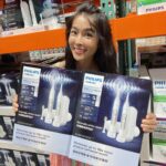 Kelly Huang Instagram - 飛利浦 Sonicare 智能音波牙刷我已經用了快6年了🤗 會使用電動牙刷是因為去看牙醫的時候，醫生說我的牙齒要好好清潔，不然可能會有牙周病 當下聽到很緊張，所以那時候就在牙醫那邊學刷牙，我覺得手動牙刷就是會有一些死角刷不到，而且醫生也有說我刷牙都太用力了，導致上排牙齒琺瑯質受損，出於我的習慣如果不用力就感覺刷不乾淨，所以後來就改換成飛利浦Sonicare電動牙刷，主打音波流體潔力，每分鐘31,000次震動，真的用過就回不去了！刷牙都像洗牙一樣超級乾淨👍🏾👍🏾👍🏾 當初要買電動牙刷的時候，我上網做足了功課，會選飛利浦智能音波牙刷是因為覺得它清潔牙齒的方式很科學，很厲害!只要有出新的一代我就會換，我恆春的家及以前台北的家都有放一組，而且攜帶旅行組帶在身上也很方便!充電一次就能用14天，電量續航也很不錯! 它有3種潔牙模式，我會依據不同的情況輪流用 🔺清潔：這是我最常用的模式，很有感的是我用舌頭去舔上排牙齒表面會發現非常光滑!而且也因為牙齒變得非常乾淨，所以吃完東西可以明顯感受到附著在牙齒、牙縫的食物，可以做有效快速的清潔! 🔺亮白：牙齒黃的使用一週之後有感亮白，我如果吃咖哩或喝咖啡的話就會使用這個! 🔺護齦：牙齦敏感者專用模式，我的牙齒很敏感，這個對於牙周病的照顧非常有幫助，幫助清潔同時又達到護齦的效果。 之前音樂劇排練時，只要中間用完餐就會發現口腔比較油膩，所以練習的時候會覺得卡卡的，在使用電動牙刷清潔牙齒，讓口腔變乾淨後，練唱與講話都不是問題!而且整個人變得更有精神了!!! 另外它有壓力感測器功能唷~~3種震動強度：強、中、弱三種強度，提供最適合你的刷牙力道，如果刷牙力道過大時，它的握柄會震動亮燈，提醒你刷牙太用力囉！ 太聰明了太適合我了！我的潔牙最愛❤️ 現在你有機會用最優惠的價格入手飛利浦 Sonicare 充電式智能音波牙刷2入 HX7533/01 💥💥一年一度美式賣場期間限定優惠：11/6~11/19，原價$5,669 ，限時優惠$4,669， 整個便宜1000元耶！而且是2入只要$4,669哦！ 線上賣場：https://reurl.cc/GKlEAZ ＠PhilipsTaiwanofficial #飛利浦Sonicare #飛利浦音波牙刷 #美式賣場限定優惠 *實體賣場正常售價$5669，MVM特惠期間，Coupon優惠現省-$1000，特價$4669 *.com正常售價$5739，MVM特惠期間，Coupon優惠現省-$1000，特價$4739 *實際優惠活動以通路為準 *此為與飛利浦行銷合作文