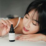Kelly Huang Instagram - 時間過得好快！住在恆春即將邁入第四年了！好喜歡這裡的天氣和暖陽，我的身心狀態在這裡獲得了釋放！最大的體悟就是好好對待自己的身心，各方面都是！ 對於好壞只有自己才明白的私密肌膚更是如此，舒不舒適只有自己懂。身體健康狀況是很誠實的，所以我對待自己的私密肌膚非常呵護，每日使用的護理產品更重視成分天然不過度。 冬季氣候乾冷，在恆春的落山風非常大，我會特別加強全身的保養，今天想分享一個最近發現的私密肌膚專用護理油，洗完就有baby香氣，是多種100%天然來源精油的私密保養，沒有多餘的香氣添加物，更通過 SGS 測試，不僅有絕佳的防護效果，使用起來也非常安心。 我自己很愛曬太陽，所以更喜歡用油來保養肌膚，特別在冬天乾燥的季節，油保養更能緩解乾乾不舒服的狀況，私密護理油裡面特別添加的 #舒撫益生精粹 和 #沙棘果油 過190種植物營養素，保養清潔的同時，一些私密肌膚的小困擾都能輕鬆解除！ 另一個我喜歡私密護理油的原因，就是它雖然是油質地，卻一點也不油膩，使用之後我才知道，原來好油不只能達到更深層的清潔效果，還能在肌膚表層形成「益生油膜」，就像是為妹妹打造一個安心的防護罩，降低私密肌膚的摩擦、就算出門在外一整天，也不怕鬧脾氣！ 這邊也分享我平常的使用方式： 我通常都在沐浴前先用一滴管私密護理油直接塗抹在私密處後接著洗澡～這次也一起體驗了私密沐浴露，聽說是不加一滴水的大馬士革玫瑰純露當做基底，會再拿來做二次清潔，連續用了幾週，真的感覺私密肌膚比較穩定，也不會有刺刺乾癢的感覺，很推薦給大家一定要試試看！ 有時候白天會在外面跑一整天，我就會在白天出門前也抹上一滴管的私密護理油當作防護～女生阿，真的要好好照顧自己，不管生活再忙碌繁忙都會越來越好的喔☺️ 這次品牌特別推出950元的體驗組合，還搭配一個隨身收納包，外出旅行輕鬆搞定，推薦大家入手試試！ https://bit.ly/47gh9uP @erwachenskincare #erwachenbeauty #宓萃私密護理油