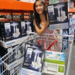 Kelly Huang Instagram - 飛利浦 Sonicare 智能音波牙刷我已經用了快6年了🤗 會使用電動牙刷是因為去看牙醫的時候，醫生說我的牙齒要好好清潔，不然可能會有牙周病 當下聽到很緊張，所以那時候就在牙醫那邊學刷牙，我覺得手動牙刷就是會有一些死角刷不到，而且醫生也有說我刷牙都太用力了，導致上排牙齒琺瑯質受損，出於我的習慣如果不用力就感覺刷不乾淨，所以後來就改換成飛利浦Sonicare電動牙刷，主打音波流體潔力，每分鐘31,000次震動，真的用過就回不去了！刷牙都像洗牙一樣超級乾淨👍🏾👍🏾👍🏾 當初要買電動牙刷的時候，我上網做足了功課，會選飛利浦智能音波牙刷是因為覺得它清潔牙齒的方式很科學，很厲害!只要有出新的一代我就會換，我恆春的家及以前台北的家都有放一組，而且攜帶旅行組帶在身上也很方便!充電一次就能用14天，電量續航也很不錯! 它有3種潔牙模式，我會依據不同的情況輪流用 🔺清潔：這是我最常用的模式，很有感的是我用舌頭去舔上排牙齒表面會發現非常光滑!而且也因為牙齒變得非常乾淨，所以吃完東西可以明顯感受到附著在牙齒、牙縫的食物，可以做有效快速的清潔! 🔺亮白：牙齒黃的使用一週之後有感亮白，我如果吃咖哩或喝咖啡的話就會使用這個! 🔺護齦：牙齦敏感者專用模式，我的牙齒很敏感，這個對於牙周病的照顧非常有幫助，幫助清潔同時又達到護齦的效果。 之前音樂劇排練時，只要中間用完餐就會發現口腔比較油膩，所以練習的時候會覺得卡卡的，在使用電動牙刷清潔牙齒，讓口腔變乾淨後，練唱與講話都不是問題!而且整個人變得更有精神了!!! 另外它有壓力感測器功能唷~~3種震動強度：強、中、弱三種強度，提供最適合你的刷牙力道，如果刷牙力道過大時，它的握柄會震動亮燈，提醒你刷牙太用力囉！ 太聰明了太適合我了！我的潔牙最愛❤️ 現在你有機會用最優惠的價格入手飛利浦 Sonicare 充電式智能音波牙刷2入 HX7533/01 💥💥一年一度美式賣場期間限定優惠：11/6~11/19，原價$5,669 ，限時優惠$4,669， 整個便宜1000元耶！而且是2入只要$4,669哦！ 線上賣場：https://reurl.cc/GKlEAZ ＠PhilipsTaiwanofficial #飛利浦Sonicare #飛利浦音波牙刷 #美式賣場限定優惠 *實體賣場正常售價$5669，MVM特惠期間，Coupon優惠現省-$1000，特價$4669 *.com正常售價$5739，MVM特惠期間，Coupon優惠現省-$1000，特價$4739 *實際優惠活動以通路為準 *此為與飛利浦行銷合作文