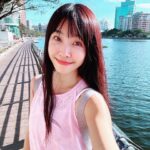 Kelly Huang Instagram - 終於要跟大家見面了！ 明天228 要來高雄找我嗎？ 🩷嫻嫻 見面分享體驗🩷 2/28 下午15:00-16:00 地點：高雄漢神百貨6F MASTIC ORIGINS & THE PIONEARS 玫思可&派詩 歡慶開幕 好期待見面🩷
