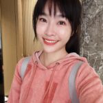 Kelly Huang Instagram - 「外面女生那麼多，為什麼偏偏選一個不能生的？」 「妳如果沒有為我們家生個兒子，我將來怎麼去面對列祖列宗？」 每次看到不孕者私訊我，她們描述到類似這樣的對話，我看了都會覺得非常心疼。 是什麼文化體制把生育變成這麼有壓力？ 每一個小生命的誕生的背後，有多少人在吃苦，暗自流淚？ 這個月初，立法委員陳昭姿姐姐邀請我參加「人工生殖法條文修正草案公聽會」 這麼多年來，收到好多不孕者的私訊，大家因為不孕，默默受了好多委屈🥺 好不容易有一個可以表達意見的機會，我當然要好好把握，為許多人發聲。 有很多人會說「不能自己生，為什麼不去收養？」 收養小孩，你以為那麼簡單嗎？ 光是沒有血緣公公婆婆怎麼會同意？ 有時候不見得是不孕夫妻沒有愛心，大部分長輩對於血脈傳承還是有根深蒂固的執著。 再來，孤兒棄嬰這樣的社會問題都交給不孕者來承擔？？這樣的邏輯是？？？ 收養歸收養，生育歸生育 每個人都可以有各種選擇，不是不收養的人就沒有愛心。 反倒是要思考是什麼原因，為什麼有些人生了孩子自己不負責，要造成社會問題？ 回到人工生殖代理孕母的議題 因為種種原因，無法生育的人，希望可以生下寶寶，體驗父母親的天倫之樂。 這件事情，你覺得在台灣會有機會嗎？ 當然，代理孕母可能會被濫用， 要如何防止生命被扭曲商業化， 防止富者壓榨貧者。 你對於人工生殖代理孕母有什麼看法？ 歡迎留言一起討論喔！ #代理孕母 #人工生殖法 #不孕