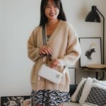 Kelly Huang Instagram - 時間過得好快！住在恆春即將邁入第四年了！好喜歡這裡的天氣和暖陽，我的身心狀態在這裡獲得了釋放！最大的體悟就是好好對待自己的身心，各方面都是！ 對於好壞只有自己才明白的私密肌膚更是如此，舒不舒適只有自己懂。身體健康狀況是很誠實的，所以我對待自己的私密肌膚非常呵護，每日使用的護理產品更重視成分天然不過度。 冬季氣候乾冷，在恆春的落山風非常大，我會特別加強全身的保養，今天想分享一個最近發現的私密肌膚專用護理油，洗完就有baby香氣，是多種100%天然來源精油的私密保養，沒有多餘的香氣添加物，更通過 SGS 測試，不僅有絕佳的防護效果，使用起來也非常安心。 我自己很愛曬太陽，所以更喜歡用油來保養肌膚，特別在冬天乾燥的季節，油保養更能緩解乾乾不舒服的狀況，私密護理油裡面特別添加的 #舒撫益生精粹 和 #沙棘果油 過190種植物營養素，保養清潔的同時，一些私密肌膚的小困擾都能輕鬆解除！ 另一個我喜歡私密護理油的原因，就是它雖然是油質地，卻一點也不油膩，使用之後我才知道，原來好油不只能達到更深層的清潔效果，還能在肌膚表層形成「益生油膜」，就像是為妹妹打造一個安心的防護罩，降低私密肌膚的摩擦、就算出門在外一整天，也不怕鬧脾氣！ 這邊也分享我平常的使用方式： 我通常都在沐浴前先用一滴管私密護理油直接塗抹在私密處後接著洗澡～這次也一起體驗了私密沐浴露，聽說是不加一滴水的大馬士革玫瑰純露當做基底，會再拿來做二次清潔，連續用了幾週，真的感覺私密肌膚比較穩定，也不會有刺刺乾癢的感覺，很推薦給大家一定要試試看！ 有時候白天會在外面跑一整天，我就會在白天出門前也抹上一滴管的私密護理油當作防護～女生阿，真的要好好照顧自己，不管生活再忙碌繁忙都會越來越好的喔☺️ 這次品牌特別推出950元的體驗組合，還搭配一個隨身收納包，外出旅行輕鬆搞定，推薦大家入手試試！ https://bit.ly/47gh9uP @erwachenskincare #erwachenbeauty #宓萃私密護理油