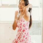 Kelly Huang Instagram - 飛利浦 Sonicare 智能音波牙刷我已經用了快6年了🤗 會使用電動牙刷是因為去看牙醫的時候，醫生說我的牙齒要好好清潔，不然可能會有牙周病 當下聽到很緊張，所以那時候就在牙醫那邊學刷牙，我覺得手動牙刷就是會有一些死角刷不到，而且醫生也有說我刷牙都太用力了，導致上排牙齒琺瑯質受損，出於我的習慣如果不用力就感覺刷不乾淨，所以後來就改換成飛利浦Sonicare電動牙刷，主打音波流體潔力，每分鐘31,000次震動，真的用過就回不去了！刷牙都像洗牙一樣超級乾淨👍🏾👍🏾👍🏾 當初要買電動牙刷的時候，我上網做足了功課，會選飛利浦智能音波牙刷是因為覺得它清潔牙齒的方式很科學，很厲害!只要有出新的一代我就會換，我恆春的家及以前台北的家都有放一組，而且攜帶旅行組帶在身上也很方便!充電一次就能用14天，電量續航也很不錯! 它有3種潔牙模式，我會依據不同的情況輪流用 🔺清潔：這是我最常用的模式，很有感的是我用舌頭去舔上排牙齒表面會發現非常光滑!而且也因為牙齒變得非常乾淨，所以吃完東西可以明顯感受到附著在牙齒、牙縫的食物，可以做有效快速的清潔! 🔺亮白：牙齒黃的使用一週之後有感亮白，我如果吃咖哩或喝咖啡的話就會使用這個! 🔺護齦：牙齦敏感者專用模式，我的牙齒很敏感，這個對於牙周病的照顧非常有幫助，幫助清潔同時又達到護齦的效果。 之前音樂劇排練時，只要中間用完餐就會發現口腔比較油膩，所以練習的時候會覺得卡卡的，在使用電動牙刷清潔牙齒，讓口腔變乾淨後，練唱與講話都不是問題!而且整個人變得更有精神了!!! 另外它有壓力感測器功能唷~~3種震動強度：強、中、弱三種強度，提供最適合你的刷牙力道，如果刷牙力道過大時，它的握柄會震動亮燈，提醒你刷牙太用力囉！ 太聰明了太適合我了！我的潔牙最愛❤️ 現在你有機會用最優惠的價格入手飛利浦 Sonicare 充電式智能音波牙刷2入 HX7533/01 💥💥一年一度美式賣場期間限定優惠：11/6~11/19，原價$5,669 ，限時優惠$4,669， 整個便宜1000元耶！而且是2入只要$4,669哦！ 線上賣場：https://reurl.cc/GKlEAZ ＠PhilipsTaiwanofficial #飛利浦Sonicare #飛利浦音波牙刷 #美式賣場限定優惠 *實體賣場正常售價$5669，MVM特惠期間，Coupon優惠現省-$1000，特價$4669 *.com正常售價$5739，MVM特惠期間，Coupon優惠現省-$1000，特價$4739 *實際優惠活動以通路為準 *此為與飛利浦行銷合作文