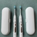 Kelly Huang Instagram - 飛利浦 Sonicare 智能音波牙刷我已經用了快6年了🤗 會使用電動牙刷是因為去看牙醫的時候，醫生說我的牙齒要好好清潔，不然可能會有牙周病 當下聽到很緊張，所以那時候就在牙醫那邊學刷牙，我覺得手動牙刷就是會有一些死角刷不到，而且醫生也有說我刷牙都太用力了，導致上排牙齒琺瑯質受損，出於我的習慣如果不用力就感覺刷不乾淨，所以後來就改換成飛利浦Sonicare電動牙刷，主打音波流體潔力，每分鐘31,000次震動，真的用過就回不去了！刷牙都像洗牙一樣超級乾淨👍🏾👍🏾👍🏾 當初要買電動牙刷的時候，我上網做足了功課，會選飛利浦智能音波牙刷是因為覺得它清潔牙齒的方式很科學，很厲害!只要有出新的一代我就會換，我恆春的家及以前台北的家都有放一組，而且攜帶旅行組帶在身上也很方便!充電一次就能用14天，電量續航也很不錯! 它有3種潔牙模式，我會依據不同的情況輪流用 🔺清潔：這是我最常用的模式，很有感的是我用舌頭去舔上排牙齒表面會發現非常光滑!而且也因為牙齒變得非常乾淨，所以吃完東西可以明顯感受到附著在牙齒、牙縫的食物，可以做有效快速的清潔! 🔺亮白：牙齒黃的使用一週之後有感亮白，我如果吃咖哩或喝咖啡的話就會使用這個! 🔺護齦：牙齦敏感者專用模式，我的牙齒很敏感，這個對於牙周病的照顧非常有幫助，幫助清潔同時又達到護齦的效果。 之前音樂劇排練時，只要中間用完餐就會發現口腔比較油膩，所以練習的時候會覺得卡卡的，在使用電動牙刷清潔牙齒，讓口腔變乾淨後，練唱與講話都不是問題!而且整個人變得更有精神了!!! 另外它有壓力感測器功能唷~~3種震動強度：強、中、弱三種強度，提供最適合你的刷牙力道，如果刷牙力道過大時，它的握柄會震動亮燈，提醒你刷牙太用力囉！ 太聰明了太適合我了！我的潔牙最愛❤️ 現在你有機會用最優惠的價格入手飛利浦 Sonicare 充電式智能音波牙刷2入 HX7533/01 💥💥一年一度美式賣場期間限定優惠：11/6~11/19，原價$5,669 ，限時優惠$4,669， 整個便宜1000元耶！而且是2入只要$4,669哦！ 線上賣場：https://reurl.cc/GKlEAZ ＠PhilipsTaiwanofficial #飛利浦Sonicare #飛利浦音波牙刷 #美式賣場限定優惠 *實體賣場正常售價$5669，MVM特惠期間，Coupon優惠現省-$1000，特價$4669 *.com正常售價$5739，MVM特惠期間，Coupon優惠現省-$1000，特價$4739 *實際優惠活動以通路為準 *此為與飛利浦行銷合作文
