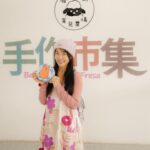 Kelly Huang Instagram - 到底有多愛我啦⋯⋯好喜歡被需要的感覺❤️ 廢物媽媽的育兒農場你來玩過了嗎？ 好開心😁好療癒🤩快來玩😙 帥驢子完全電到我了😚😚 一開始拿到草 我一看到驢子就覺得超級帥 馬上就先讓牠吃飽飽 😚 張開嘴巴吃草的那瞬間 以為牠是駱駝😆 羊羊們好好餓喔😋一直追著我 我以為到底有多愛我😎 原來是想要吃我手裡面的草 廢物媽媽不只適合全家大小來 單身🐶們來這裡 可以享受被追的感覺🥰😍 黑鼻羊的臉都黑在一起了啦！ 臉上到底開不開心都看不出來🥸 終於找到今日最速配 駱馬 不管是身高還是顏值 都很適合我耶😅❤️❤️❤️ 出來玩就是要穿拍照漂亮又舒服的洋裝 今天穿的這件「MiFresa 財財的手作基地 」財財手做的洋裝 🧡超多人在問🧡 我很喜歡MiFresa財財手做的洋裝，風格是走一個很溫暖的日系手作風格，平常在街上看不到，所以不會撞衫，每一件都很有設計感，平常日穿或是出來玩都很方便，不用想要怎麼搭配，一件搞定！ 還有童裝、親子裝可以做搭配，在廢物媽媽育兒農場裡面就有「MiFresa 財財的手作基地」櫃位專賣店，非常好逛！我自己又買了好幾件回家🥰❤️ 哦，對了！廢物媽媽育兒農場還有販售伴手禮餅乾，好香好好吃！肚子餓了可以大家一起分享，也可以帶伴手禮回家唷！ #財財的手作基地 #親子裝 #網美風穿搭 🦙農場資訊 📲大家要去之前要先網路預約喔！ ☎️電話：0988-911-572 ⏰營業時間：週一～週日 9:00~16:00 📍地址：新竹市香山區海埔路518巷75弄85之1號