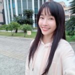 Kelly Huang Instagram - 送給正在被 世俗觀念 貶低的你/妳 平常就喜歡看天下雜誌的文章 聽天下podcast 了解天下事 能被天下採訪也是一種✅成就解鎖 尤其是文字細膩的人物記者 在文章中可以感受到 時間空間的推移 運鏡的力道 我們在屏東大學的音樂系圓廳 相處了一個下午 聊天的過程 我完全是很放鬆的去回憶成長歷程 也趁這個機會 梳理了 我平常行動處事 以及思考事情的脈絡 回憶以前年輕時打拼的衝勁 無所畏懼的勇敢面對挑戰 回過頭來也鼓舞了我自己 不要怕別人怎麼說妳！ 有些人會誤解妳 是因為他對妳還不了解！ 不要怕別人看輕妳！ 因為那使妳充滿力量去追求自我提升！ 謝謝 天下雜誌的 人物記者 李若雯 @xiaobowthejournalistbookworm 攝影大哥 王建棟 這篇訪談中 我最喜歡的一句話就是 「 無法誠實，就沒辦法自由。」 經歷演藝圈這麼多年的洗禮 還可以保持單純的笑容 是因為我堅持 誠實坦率的面對自己 即使因為誠實不隱瞞而吃了很多虧 （比方：感情世界因為太過誠實而被放大檢視） 我依舊還是無所畏懼的接納自己 對！我覺得自己命好 一點都不坎坷！ 而且我值得最好的！ 這篇採訪報導 送給正在被 世俗觀念 貶低的你/妳 我站的好好的，穩穩的 你/妳也可以！ 完整報導連結🔗 https://www.cw.com.tw/article/5129285