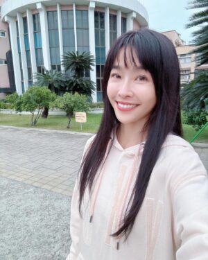 Kelly Huang Instagram - 送給正在被  世俗觀念  貶低的你/妳

平常就喜歡看天下雜誌的文章
聽天下podcast 了解天下事

能被天下採訪也是一種✅成就解鎖
尤其是文字細膩的人物記者

在文章中可以感受到 
時間空間的推移  運鏡的力道 

我們在屏東大學的音樂系圓廳 相處了一個下午
聊天的過程 我完全是很放鬆的去回憶成長歷程

也趁這個機會  梳理了
我平常行動處事  以及思考事情的脈絡

回憶以前年輕時打拼的衝勁
無所畏懼的勇敢面對挑戰

回過頭來也鼓舞了我自己

不要怕別人怎麼說妳！
有些人會誤解妳  是因為他對妳還不了解！

不要怕別人看輕妳！
因為那使妳充滿力量去追求自我提升！

謝謝  天下雜誌的 人物記者 李若雯
@xiaobowthejournalistbookworm 
攝影大哥 王建棟

這篇訪談中
我最喜歡的一句話就是

「 無法誠實，就沒辦法自由。」

經歷演藝圈這麼多年的洗禮 
還可以保持單純的笑容  是因為我堅持 
誠實坦率的面對自己

即使因為誠實不隱瞞而吃了很多虧
（比方：感情世界因為太過誠實而被放大檢視）

我依舊還是無所畏懼的接納自己
對！我覺得自己命好

一點都不坎坷！

而且我值得最好的！

這篇採訪報導
送給正在被  世俗觀念  貶低的你/妳

我站的好好的，穩穩的
你/妳也可以！

完整報導連結🔗
https://www.cw.com.tw/article/5129285