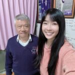 Kelly Huang Instagram - 新年快樂🎆祝福大家平安健康❤️ 連續好幾年都我自己回家過年陪爸爸媽媽 （哈哈！不好意思我獨佔爸爸媽媽囉！） 小時候的願望長大一次滿足😚😚 看到大家都很健康，真的超級感恩🥹 希望他們一直這樣可以做自己喜歡的事🥬 堂弟的小孩們也長大了！ 我這個三姑姑每年都會出現， 為什麼還是記不住我呢🤣🤣🤣 今年有一點跟往年不同的是 除夕外面好多車哦！ 大家要出門走春，要注意路況喔！ 新年快樂🎊恭喜發財🧧