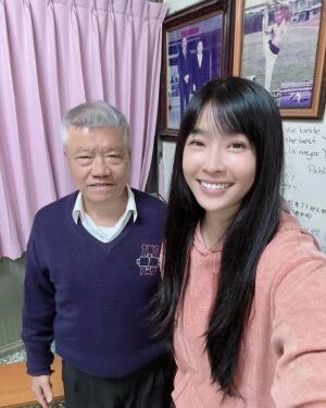 Kelly Huang Instagram - 新年快樂🎆祝福大家平安健康❤️
連續好幾年都我自己回家過年陪爸爸媽媽
（哈哈！不好意思我獨佔爸爸媽媽囉！）
小時候的願望長大一次滿足😚😚

看到大家都很健康，真的超級感恩🥹
希望他們一直這樣可以做自己喜歡的事🥬

堂弟的小孩們也長大了！
我這個三姑姑每年都會出現，
為什麼還是記不住我呢🤣🤣🤣

今年有一點跟往年不同的是
除夕外面好多車哦！
大家要出門走春，要注意路況喔！

新年快樂🎊恭喜發財🧧