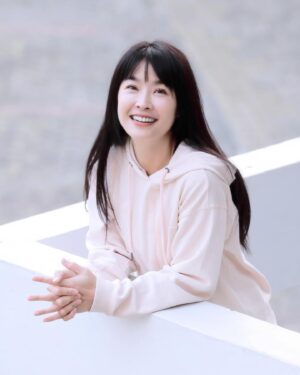 Kelly Huang Instagram - 送給正在被  世俗觀念  貶低的你/妳

平常就喜歡看天下雜誌的文章
聽天下podcast 了解天下事

能被天下採訪也是一種✅成就解鎖
尤其是文字細膩的人物記者

在文章中可以感受到 
時間空間的推移  運鏡的力道 

我們在屏東大學的音樂系圓廳 相處了一個下午
聊天的過程 我完全是很放鬆的去回憶成長歷程

也趁這個機會  梳理了
我平常行動處事  以及思考事情的脈絡

回憶以前年輕時打拼的衝勁
無所畏懼的勇敢面對挑戰

回過頭來也鼓舞了我自己

不要怕別人怎麼說妳！
有些人會誤解妳  是因為他對妳還不了解！

不要怕別人看輕妳！
因為那使妳充滿力量去追求自我提升！

謝謝  天下雜誌的 人物記者 李若雯
@xiaobowthejournalistbookworm 
攝影大哥 王建棟

這篇訪談中
我最喜歡的一句話就是

「 無法誠實，就沒辦法自由。」

經歷演藝圈這麼多年的洗禮 
還可以保持單純的笑容  是因為我堅持 
誠實坦率的面對自己

即使因為誠實不隱瞞而吃了很多虧
（比方：感情世界因為太過誠實而被放大檢視）

我依舊還是無所畏懼的接納自己
對！我覺得自己命好

一點都不坎坷！

而且我值得最好的！

這篇採訪報導
送給正在被  世俗觀念  貶低的你/妳

我站的好好的，穩穩的
你/妳也可以！

完整報導連結🔗
https://www.cw.com.tw/article/5129285