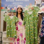 Kelly Huang Instagram - 到底有多愛我啦⋯⋯好喜歡被需要的感覺❤️ 廢物媽媽的育兒農場你來玩過了嗎？ 好開心😁好療癒🤩快來玩😙 帥驢子完全電到我了😚😚 一開始拿到草 我一看到驢子就覺得超級帥 馬上就先讓牠吃飽飽 😚 張開嘴巴吃草的那瞬間 以為牠是駱駝😆 羊羊們好好餓喔😋一直追著我 我以為到底有多愛我😎 原來是想要吃我手裡面的草 廢物媽媽不只適合全家大小來 單身🐶們來這裡 可以享受被追的感覺🥰😍 黑鼻羊的臉都黑在一起了啦！ 臉上到底開不開心都看不出來🥸 終於找到今日最速配 駱馬 不管是身高還是顏值 都很適合我耶😅❤️❤️❤️ 出來玩就是要穿拍照漂亮又舒服的洋裝 今天穿的這件「MiFresa 財財的手作基地 」財財手做的洋裝 🧡超多人在問🧡 我很喜歡MiFresa財財手做的洋裝，風格是走一個很溫暖的日系手作風格，平常在街上看不到，所以不會撞衫，每一件都很有設計感，平常日穿或是出來玩都很方便，不用想要怎麼搭配，一件搞定！ 還有童裝、親子裝可以做搭配，在廢物媽媽育兒農場裡面就有「MiFresa 財財的手作基地」櫃位專賣店，非常好逛！我自己又買了好幾件回家🥰❤️ 哦，對了！廢物媽媽育兒農場還有販售伴手禮餅乾，好香好好吃！肚子餓了可以大家一起分享，也可以帶伴手禮回家唷！ #財財的手作基地 #親子裝 #網美風穿搭 🦙農場資訊 📲大家要去之前要先網路預約喔！ ☎️電話：0988-911-572 ⏰營業時間：週一～週日 9:00~16:00 📍地址：新竹市香山區海埔路518巷75弄85之1號