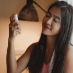 Kelly Huang Instagram - 每天早上起床固定餵狗狗的時候，我也會觀察一下螞蟻，因為只要天氣一變，螞蟻最先知道，今天早上起床的時候看到浴室洗手台上爬了一些小螞蟻，我就知道秋天來了，螞蟻們正在準備要過冬了，看到鏡子上的自己，我的皮膚準備好要迎接換季的來臨了嗎？ 我的皮膚是屬於乾性敏感肌，每年秋冬要來臨之前，皮膚也會開始出現一些狀況，例如溫差大產生的乾燥、泛紅 、乾癢、脫皮、脫屑、細紋等等。之前皮膚很紅很癢的時候擦保養品反而更糟糕，會有刺痛的感覺。 後來我發現原來皮膚的好菌壞菌是會影響我們的皮膚狀況，今年秋冬快來了，這些狀況我都要提早開始預防，要特別好好照顧。 擁有穩定舒適自在的膚況，皮膚需要益生菌來維持平衡。我用#inyouso #舒植養益菌噴霧 ，以及每日2顆 #舒植養益生菌 ，為皮膚打造良好微生態。 每天早上起床我會先吃2顆舒植養益生菌，它有 #益膚植養技術 ，為你打造良好微生態，透過 #雙軸調理 概念研發，打造精準的益菌對策。 ✅Preomix複合益菌✅1 1穩定優化 ✅益生質：養分助攻，好菌生長 ✅黃杞葉：植萃補給 ✅玄米萃取：保濕固柢 ✅維生素B3：幫助提升肌膚健康 我們皮膚也有很多好菌和壞菌，要把皮膚養好，重點在於養好菌，就能養好肌膚，維持皮膚生態群的平衡，我們的膚況就可以保持穩定。 平常我都把 #舒植養益菌噴霧 放在包包裡面，不管是在戶外還是室內冷氣房，只要覺得乾隨時都可以噴，舒緩皮膚乾癢、乾燥泛紅，而且清爽不油膩。它有Preomix複合益菌，給我好菌自然平衡，自然植萃的味道非常的舒服療癒，再加上保濕玻尿酸，可以舒緩乾燥搔癢泛紅，益生質80 提供肌膚好的養分，讓我養膚好健康。 ❇️SGS檢測好安心 Iinyouso經過SGS檢測雙重把關，各項安全檢測指標都安全通過，且不含酒精、西藥成分、類固醇、重金屬、農藥等。並且提供15天無條件安心體驗哦！ 換季不擔心，現在就下單 https://inyouso.com/雙11抽百萬好禮 #inyouso #舒植養益生菌 #益膚植養技術 #舒植養益菌噴霧 #敏弱肌必備 #探索美的無限可能 #換季必備 #敏感肌必備 小嫻粉絲專屬優惠，官網下單輸入推薦代碼【K1031】即可享有折扣$100元