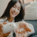 Kelly Huang Instagram - 最近在忙著排練11月要演出的音樂劇，我發現自己因為久站的關係，雙腿會有浮腫的現象，而且在劇場吃太好，每天訂飲料，一天4餐吃飽飽，衣服開始有變緊的感覺🤭🤭 女主角不能變胖哦！要美美的在舞台上發光✨✨我想到以前我在拍戲的時候，為了維持美美的狀況，我會在家自己煮薏仁水帶著喝，可以消水腫，皮膚變亮又美美的。 這次我想「那來找一下有沒有煮好的薏仁水」，結果讓我找到更厲害的「BWYA薏仁錠」整個就是濃縮粹取，完全省去了自己煮薏仁水的麻煩手續和時間，而且也不用擔心煮好的薏仁會浪費掉，不然全部把薏仁吃下去，也是會攝取太多熱量！ 我找到的這個薏仁錠，是20倍高濃縮薏仁精華，每一錠含有 400mg (毫克) 高含量的薏仁精華，不添加糖，低GI飲食，低澱粉，不會吃下太多熱量。我每天吃6顆，有時候早晚各3顆，或是3餐各2顆。 有時候前一天晚上有跟劇組人員去吃宵夜的隔天早上，我會一次吃6顆趕快消水腫，真的很厲害👍🏾 而且因為常喝冰的飲料會累積體內的溼氣，有時候壓力大嗯嗯不順，吃薏仁錠也改善好多，我去廁廁很快就順暢了！之前去蘭嶼玩，曬出來的蘭嶼色，現在也慢慢在退色中✨✨ 我覺得很開心不用真的灌一整個保特瓶的薏仁水，只要輕輕鬆鬆吃薏仁錠就可以解決問題！對於分秒必爭時間就是金錢的這個時代，我覺得真的是太偉大的研發了！ 對了，要提醒一下大家！懷孕的孕婦或是哺乳的媽咪以及服用藥物的朋友們，請洽詢你的醫生再決定要不要服用喔！ BWYA薏仁錠這裡買 https://reurl.cc/E1gvzA @bwyagroup_official #BWYA薏仁錠創始品牌 #台灣健康管理師所創立 #台灣醫藥食品生技大廠生產