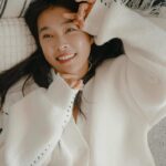 Kelly Huang Instagram - 最近在忙著排練11月要演出的音樂劇，我發現自己因為久站的關係，雙腿會有浮腫的現象，而且在劇場吃太好，每天訂飲料，一天4餐吃飽飽，衣服開始有變緊的感覺🤭🤭 女主角不能變胖哦！要美美的在舞台上發光✨✨我想到以前我在拍戲的時候，為了維持美美的狀況，我會在家自己煮薏仁水帶著喝，可以消水腫，皮膚變亮又美美的。 這次我想「那來找一下有沒有煮好的薏仁水」，結果讓我找到更厲害的「BWYA薏仁錠」整個就是濃縮粹取，完全省去了自己煮薏仁水的麻煩手續和時間，而且也不用擔心煮好的薏仁會浪費掉，不然全部把薏仁吃下去，也是會攝取太多熱量！ 我找到的這個薏仁錠，是20倍高濃縮薏仁精華，每一錠含有 400mg (毫克) 高含量的薏仁精華，不添加糖，低GI飲食，低澱粉，不會吃下太多熱量。我每天吃6顆，有時候早晚各3顆，或是3餐各2顆。 有時候前一天晚上有跟劇組人員去吃宵夜的隔天早上，我會一次吃6顆趕快消水腫，真的很厲害👍🏾 而且因為常喝冰的飲料會累積體內的溼氣，有時候壓力大嗯嗯不順，吃薏仁錠也改善好多，我去廁廁很快就順暢了！之前去蘭嶼玩，曬出來的蘭嶼色，現在也慢慢在退色中✨✨ 我覺得很開心不用真的灌一整個保特瓶的薏仁水，只要輕輕鬆鬆吃薏仁錠就可以解決問題！對於分秒必爭時間就是金錢的這個時代，我覺得真的是太偉大的研發了！ 對了，要提醒一下大家！懷孕的孕婦或是哺乳的媽咪以及服用藥物的朋友們，請洽詢你的醫生再決定要不要服用喔！ BWYA薏仁錠這裡買 https://reurl.cc/E1gvzA @bwyagroup_official #BWYA薏仁錠創始品牌 #台灣健康管理師所創立 #台灣醫藥食品生技大廠生產