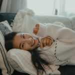 Kelly Huang Instagram - 最近在忙著排練11月要演出的音樂劇，我發現自己因為久站的關係，雙腿會有浮腫的現象，而且在劇場吃太好，每天訂飲料，一天4餐吃飽飽，衣服開始有變緊的感覺🤭🤭 女主角不能變胖哦！要美美的在舞台上發光✨✨我想到以前我在拍戲的時候，為了維持美美的狀況，我會在家自己煮薏仁水帶著喝，可以消水腫，皮膚變亮又美美的。 這次我想「那來找一下有沒有煮好的薏仁水」，結果讓我找到更厲害的「BWYA薏仁錠」整個就是濃縮粹取，完全省去了自己煮薏仁水的麻煩手續和時間，而且也不用擔心煮好的薏仁會浪費掉，不然全部把薏仁吃下去，也是會攝取太多熱量！ 我找到的這個薏仁錠，是20倍高濃縮薏仁精華，每一錠含有 400mg (毫克) 高含量的薏仁精華，不添加糖，低GI飲食，低澱粉，不會吃下太多熱量。我每天吃6顆，有時候早晚各3顆，或是3餐各2顆。 有時候前一天晚上有跟劇組人員去吃宵夜的隔天早上，我會一次吃6顆趕快消水腫，真的很厲害👍🏾 而且因為常喝冰的飲料會累積體內的溼氣，有時候壓力大嗯嗯不順，吃薏仁錠也改善好多，我去廁廁很快就順暢了！之前去蘭嶼玩，曬出來的蘭嶼色，現在也慢慢在退色中✨✨ 我覺得很開心不用真的灌一整個保特瓶的薏仁水，只要輕輕鬆鬆吃薏仁錠就可以解決問題！對於分秒必爭時間就是金錢的這個時代，我覺得真的是太偉大的研發了！ 對了，要提醒一下大家！懷孕的孕婦或是哺乳的媽咪以及服用藥物的朋友們，請洽詢你的醫生再決定要不要服用喔！ BWYA薏仁錠這裡買 https://reurl.cc/E1gvzA @bwyagroup_official #BWYA薏仁錠創始品牌 #台灣健康管理師所創立 #台灣醫藥食品生技大廠生產