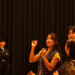 Kelly Huang Instagram - 演完的第一週，慢慢沈澱自己之後，我想分享《唱吧！唱吧！》這個音樂劇帶給我的夢幻感動🥹難得一見的瀑布文來了喔！ 從讀本開始，就感受到這個團隊強大的向心力，每一個老師都對音樂及表演藝術充滿熱情❤️不管是戲劇排練或是音樂排練，每回離開，都帶著滿滿的收穫及滿足❤️ 好幾次坐在排練室，沒有我的戲的時候，只是看著排練的演員們，聽著樂團的音樂，都感覺自己好像置身天堂🎵🎵🎵 這是音樂的魔力嗎？ 我終於能懂為什麼人們總是用「沈醉、陶醉」形容沈浸在在音樂裡的感受！我真實的體會到連喝下酒精的感受都不如聽到美妙音樂演奏的美好😊 好久沒有這種感覺了⋯⋯ 在演藝圈工作，很常會有被掏空的感覺，不喜歡成為念稿子的機器人，也不喜歡那種不是從心出發的表演。這也是我堅持不再上節目的其中一個原因。 每回週間排練，看到大家風塵僕僕的從各地的工作崗位來到排練場，持續用熱情灌溉表演藝術，我感覺到這裡的每一個人，只要有表演的機會，大家都很珍惜❤️這份熱情也讓我非常感動，值得跟大家好好學習。 屏東是一個很暖的地方。 我在這裏找到了我的歸屬感，也因為《唱吧！唱吧！》是屏東在地的故事，在地的演出人員，我們一起為了大家認同的文化藝術在努力著。 感謝製作人欣蓉姐姐賞識，看見妳處理事情的過程，又貼心又溫暖❤️超級佩服妳，妳是無所不能😆😆比黑卡還強大👍🏾 感謝婉菁老師創作這麼好的歌曲，能唱到妳的歌好幸福😍 感謝施老師一直鼓勵我，你的劇本太厲害了👍🏾讀了一百次，後作力還是很強👍🏾 謝謝73導演每次的帶領，我總是覺得有妳在，什麼問題都能被好好解決又不失幽默😊很棒的工作氣場😃 謝謝男主角品安，謝謝你過去在鋼琴上累積的毅力，還有你劇本上密密麻麻的筆記，能跟你合作與有榮焉，深深向你學習，感謝🙏 謝謝孟君老師在聲樂中給我的指導，我喜歡跟美女姐姐老師上課，妳的聲線充滿感情，是我的繆思女神❤️❤️ 謝謝乃菁老師、忠美姐姐、慧真老師、金導、曾導、羽蝶、指揮阿福老師還有所有的演出老師們，給予我的教導和鼓勵，我很幸運和幸福可以聆聽到大家的美聲，你們像是天使😇還有盧醫師老師幫我看肩膀的拉傷，這個團隊真的好強大喔！（其他沒有寫到名字的老師們，我一樣很感謝你們喔❣️） 謝謝樂團的小提琴、中提琴、大提琴低音提琴的老師們，謝謝你們願意讓我嚐試著拉拉看，我很喜歡💕 也謝謝其他樂器的老師們，包括豎琴、鼓手、月琴老師，還有鋼琴合作的黃老師，我們初期真的太麻煩妳了，感謝妳的包容❤️妳太厲害了！ 謝謝排練助理品辰、鈺雯還有其他的小幫手們用心的協助整個排練過程，有妳們在真的好安心。也謝謝品辰的暖心小卡片，妳們真的好優秀喔！ 謝謝素滿老師的造型團隊不眠不休的為大家做整體服裝造型的打理，能夠穿到老師年輕時候的衣服真的很幸運！看到老師辛苦熬夜工作眼睛紅紅的血絲真的好心疼！ 謝謝曼妮團隊的紀錄、側拍、訪問MV影片剪輯，真的好厲害👍🏾有妳在真好！ 謝謝達樂在排練期間大方的出借房間讓我安心休息，超級感謝🙏 謝謝施媽媽的傳奇飄香滷蛋，會想念的好滋味❤️ 謝謝屏東國寶級音樂家李茂松大師❤️謝謝銀子媽媽❤️你們的故事動人又溫暖❤️ 謝謝我的好朋友們遠從淡水、台北、台中、恆春各地來到屏東看音樂劇！有你們的支持，是我們創作表演最大的動力❤️❤️❤️❤️❤️❤️❤️❤️ 舞台上舞台下的交流都是活著的堆疊，我們用過去的經驗和現在的學習，去成就未來的豐盛，這一切的安排都足以證明這不是巧合，所有演出台前台後的人員，這個組合的重逢是爲了再一次發光✨閃耀✨ 我喜歡唱歌這件事情，以前不敢大聲的說，因為不是那麼專業，也對自己沒有信心，但是經過演出《唱吧！唱吧！》之後，我已經知道我可以😌而且還可以繼續享受努力學唱歌的過程，我會繼續勇敢追夢。 夢想不只是空想，實踐過程中的汗水淚水，就是最大的收穫。 很感恩🙏好像做了一個美夢，然後夢醒了，我要回到恆春半島解說員的身分，開始規劃我的秋冬解說活動，下一回見面，來參加我的解說團吧！