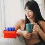 Kelly Huang Instagram - 最近換季溫差超大...連皮膚都開始鬧脾氣了😂 所以只好出動「J.GAO穩膚神器」讓他乖乖聽話！ 逆時修護安瓶👉 https://jgao.co/AM_YuShien 我會選擇的理由很簡單「高濃度、高活性、高滲透」 而且成分很單純！術後、曬後、日常保養都能用 對我來說根本就是 “現實版的濾鏡APP” 真的近看發現自己肌膚像喝了水一樣在發光✨ 連曬太陽發紅乾癢的地方也舒服很多 完全顛覆我對安瓶很油、太滋潤的刻板印象！ 有一個超貼心的地方就是一盒21支 剛剛好就是肌膚一個煥新的週期喔～ 每天一支輕拍吸收後可以搭配乳霜薄擦鎖水 有時也會用保養儀器加強導入，維持亮亮嫩嫩的✨ 而且重點是出去玩這樣一支一支超方便 用幾支帶幾支不會佔化妝包空間 小瓶子用完就可以直接丟掉，非常乾淨衛生！ 我認為不管幾歲，保養的好就是最好的年紀 分享給大家保濕透亮的秘訣 希望你們都能擁有對生活的鬆弛感 由內而外維持健康自信，保養才會事半功倍唷❤️ https://jgao.co/AM_YuShien