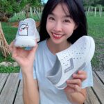 Kelly Huang Instagram - 讀書累了就到外面去走走吧🎵 最喜歡戶外活動的嫻嫻，家裡的鞋櫃幾乎都是PONY洞洞鞋！好穿又好搭😎這次已經是連續三年來分享了！每一次分享之後都是詢問度最高🏆喜歡的可以趁著今年618檔期PONY的涼夏購物節，折上再折，優惠滿滿，手刀下單❤️❤️❤️🎵 先說，我喜歡穿PONY洞洞鞋的幾個原因： 有別於坊間洞洞鞋使用的是硬邦邦的塑膠，PONY洞洞鞋使用的是最頂級的EVA材質，穿起來不但柔軟舒適，又抗菌防霉不易產生異味，而且PONY洞洞鞋後腳跟布使用的是與潛水衣同等級的快乾布材質，不但能快速回覆乾燥狀態，踩下去馬上變身拖鞋，一鞋兩穿CP值超高！而且整個鞋體是一體成型，超級耐穿！我住在恆春不管是去上課，海邊玩水，去逛夜市，在外面走走晃晃，要出門都不用想，拎一雙洞洞鞋套著就出門了💃🏻超級好穿方便又百搭🙆‍♀️ 再來，看看嫻嫻這次挑了哪些洞洞鞋吧！ 🎀粉紅色的這款PONY百搭款洞洞鞋，以典雅的配色搭配菱格壓紋的後腳跟布，在夏天也能穿出粉嫩好氣色，簡單搭配就很好看 原價$1080元  小嫻618獨家價$890元 🧡橘色的這雙PONY彩繪玻璃款洞洞鞋，是以義大利教堂的馬賽克玻璃為靈感，搭配撞色色塊，穿上這雙好像出太陽一樣活力滿滿又充滿歐洲風情🧡🧡 原價$1080元  小嫻618獨家價$890元 🇫🇷法國🇫🇷巴黎奧運即將登場！想幫自己喜愛的國家選手加油，那就把他的國旗穿上腳，隨時一起為選手應援加油！ 原價$1080元  小嫻618獨家價$890元 🖤PONY的經典LOGO🖤搭配上洞洞鞋的俐落外型，在穿搭上既百搭又不悶熱，夏天一定要來一雙的吧！ 原價$1080元  小嫻618獨家價$890元 🦭超級可愛的「無所事事小海豹」，今年夏天跟PONY一共推出了三款聯名洞洞鞋，以及兩款雙面皆可穿戴的聯名漁夫帽，根本就是為了夏天出的玩水必備穿搭，而只要購買任一款PONY X 小海豹聯名系列商品，就可以用499元把小海豹聯名隨行小包帶回家！    🦭小海豹聯名款洞洞鞋(三色) $1280元 🦭小海豹聯名款雙面漁夫帽(雙色) momo購物618獨家價890元 ☀️而今年春夏PONY也是滿滿的運動風，不但出了韓風款的運動鞋，也出了許多適合夏天穿搭的服飾，像嫻嫻身上這款，就是兼俱涼感、排汗、透氣、抗菌的涼感衣！顏色款式也是主打素Ｔ風格，穿起來很舒服，而且超級好搭！   好喜歡今年PONY的各種設計及聯名系列，好多樣式顏色都超級可愛🌸🌸 今年618檔期，PONY推出「涼夏購物節」全館結帳金額滿1299滿額再折100的活動，只要買一雙PONY洞洞鞋再挑一件PONY機能服飾，就能輕鬆湊到活動門檻，等於是折上再折，真的趁現在買PONY，最划算！   PONY 台灣官方購物網站 https://www.ponytaiwan.com.tw/ momo購物網【PONY品牌旗艦館】 https://www.momoshop.com.tw/category/DgrpCategory.jsp?d_code=2138300006&p_orderType=4&showType=chessboardType 蝦皮購物【PONY官方旗艦店】 https://shopee.tw/ponytaiwan