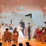 Kelly Huang Instagram - 演完的第一週，慢慢沈澱自己之後，我想分享《唱吧！唱吧！》這個音樂劇帶給我的夢幻感動🥹難得一見的瀑布文來了喔！ 從讀本開始，就感受到這個團隊強大的向心力，每一個老師都對音樂及表演藝術充滿熱情❤️不管是戲劇排練或是音樂排練，每回離開，都帶著滿滿的收穫及滿足❤️ 好幾次坐在排練室，沒有我的戲的時候，只是看著排練的演員們，聽著樂團的音樂，都感覺自己好像置身天堂🎵🎵🎵 這是音樂的魔力嗎？ 我終於能懂為什麼人們總是用「沈醉、陶醉」形容沈浸在在音樂裡的感受！我真實的體會到連喝下酒精的感受都不如聽到美妙音樂演奏的美好😊 好久沒有這種感覺了⋯⋯ 在演藝圈工作，很常會有被掏空的感覺，不喜歡成為念稿子的機器人，也不喜歡那種不是從心出發的表演。這也是我堅持不再上節目的其中一個原因。 每回週間排練，看到大家風塵僕僕的從各地的工作崗位來到排練場，持續用熱情灌溉表演藝術，我感覺到這裡的每一個人，只要有表演的機會，大家都很珍惜❤️這份熱情也讓我非常感動，值得跟大家好好學習。 屏東是一個很暖的地方。 我在這裏找到了我的歸屬感，也因為《唱吧！唱吧！》是屏東在地的故事，在地的演出人員，我們一起為了大家認同的文化藝術在努力著。 感謝製作人欣蓉姐姐賞識，看見妳處理事情的過程，又貼心又溫暖❤️超級佩服妳，妳是無所不能😆😆比黑卡還強大👍🏾 感謝婉菁老師創作這麼好的歌曲，能唱到妳的歌好幸福😍 感謝施老師一直鼓勵我，你的劇本太厲害了👍🏾讀了一百次，後作力還是很強👍🏾 謝謝73導演每次的帶領，我總是覺得有妳在，什麼問題都能被好好解決又不失幽默😊很棒的工作氣場😃 謝謝男主角品安，謝謝你過去在鋼琴上累積的毅力，還有你劇本上密密麻麻的筆記，能跟你合作與有榮焉，深深向你學習，感謝🙏 謝謝孟君老師在聲樂中給我的指導，我喜歡跟美女姐姐老師上課，妳的聲線充滿感情，是我的繆思女神❤️❤️ 謝謝乃菁老師、忠美姐姐、慧真老師、金導、曾導、羽蝶、指揮阿福老師還有所有的演出老師們，給予我的教導和鼓勵，我很幸運和幸福可以聆聽到大家的美聲，你們像是天使😇還有盧醫師老師幫我看肩膀的拉傷，這個團隊真的好強大喔！（其他沒有寫到名字的老師們，我一樣很感謝你們喔❣️） 謝謝樂團的小提琴、中提琴、大提琴低音提琴的老師們，謝謝你們願意讓我嚐試著拉拉看，我很喜歡💕 也謝謝其他樂器的老師們，包括豎琴、鼓手、月琴老師，還有鋼琴合作的黃老師，我們初期真的太麻煩妳了，感謝妳的包容❤️妳太厲害了！ 謝謝排練助理品辰、鈺雯還有其他的小幫手們用心的協助整個排練過程，有妳們在真的好安心。也謝謝品辰的暖心小卡片，妳們真的好優秀喔！ 謝謝素滿老師的造型團隊不眠不休的為大家做整體服裝造型的打理，能夠穿到老師年輕時候的衣服真的很幸運！看到老師辛苦熬夜工作眼睛紅紅的血絲真的好心疼！ 謝謝曼妮團隊的紀錄、側拍、訪問MV影片剪輯，真的好厲害👍🏾有妳在真好！ 謝謝達樂在排練期間大方的出借房間讓我安心休息，超級感謝🙏 謝謝施媽媽的傳奇飄香滷蛋，會想念的好滋味❤️ 謝謝屏東國寶級音樂家李茂松大師❤️謝謝銀子媽媽❤️你們的故事動人又溫暖❤️ 謝謝我的好朋友們遠從淡水、台北、台中、恆春各地來到屏東看音樂劇！有你們的支持，是我們創作表演最大的動力❤️❤️❤️❤️❤️❤️❤️❤️ 舞台上舞台下的交流都是活著的堆疊，我們用過去的經驗和現在的學習，去成就未來的豐盛，這一切的安排都足以證明這不是巧合，所有演出台前台後的人員，這個組合的重逢是爲了再一次發光✨閃耀✨ 我喜歡唱歌這件事情，以前不敢大聲的說，因為不是那麼專業，也對自己沒有信心，但是經過演出《唱吧！唱吧！》之後，我已經知道我可以😌而且還可以繼續享受努力學唱歌的過程，我會繼續勇敢追夢。 夢想不只是空想，實踐過程中的汗水淚水，就是最大的收穫。 很感恩🙏好像做了一個美夢，然後夢醒了，我要回到恆春半島解說員的身分，開始規劃我的秋冬解說活動，下一回見面，來參加我的解說團吧！